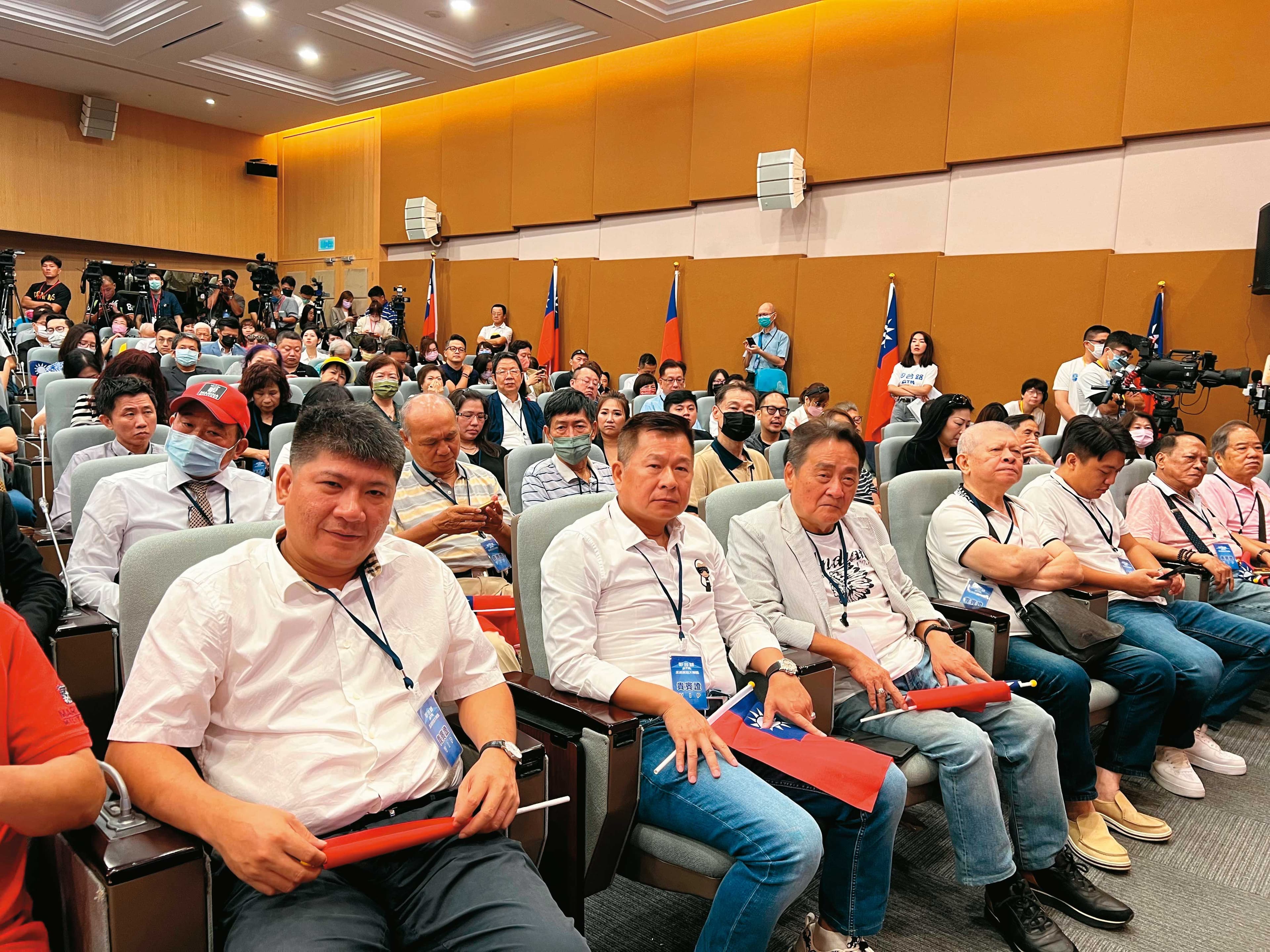郭台銘宣布參選總統，台下未見挺郭派政壇人士出席，清一色是素人支持者，格外引發聯想。