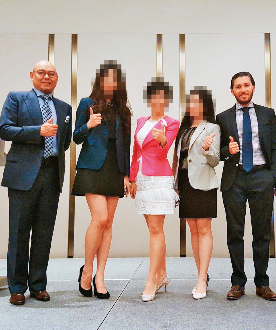 在台販售超過20年的澳豐金融，負責人董身達（左）曾多次來台辦說明會。（翻攝網路）