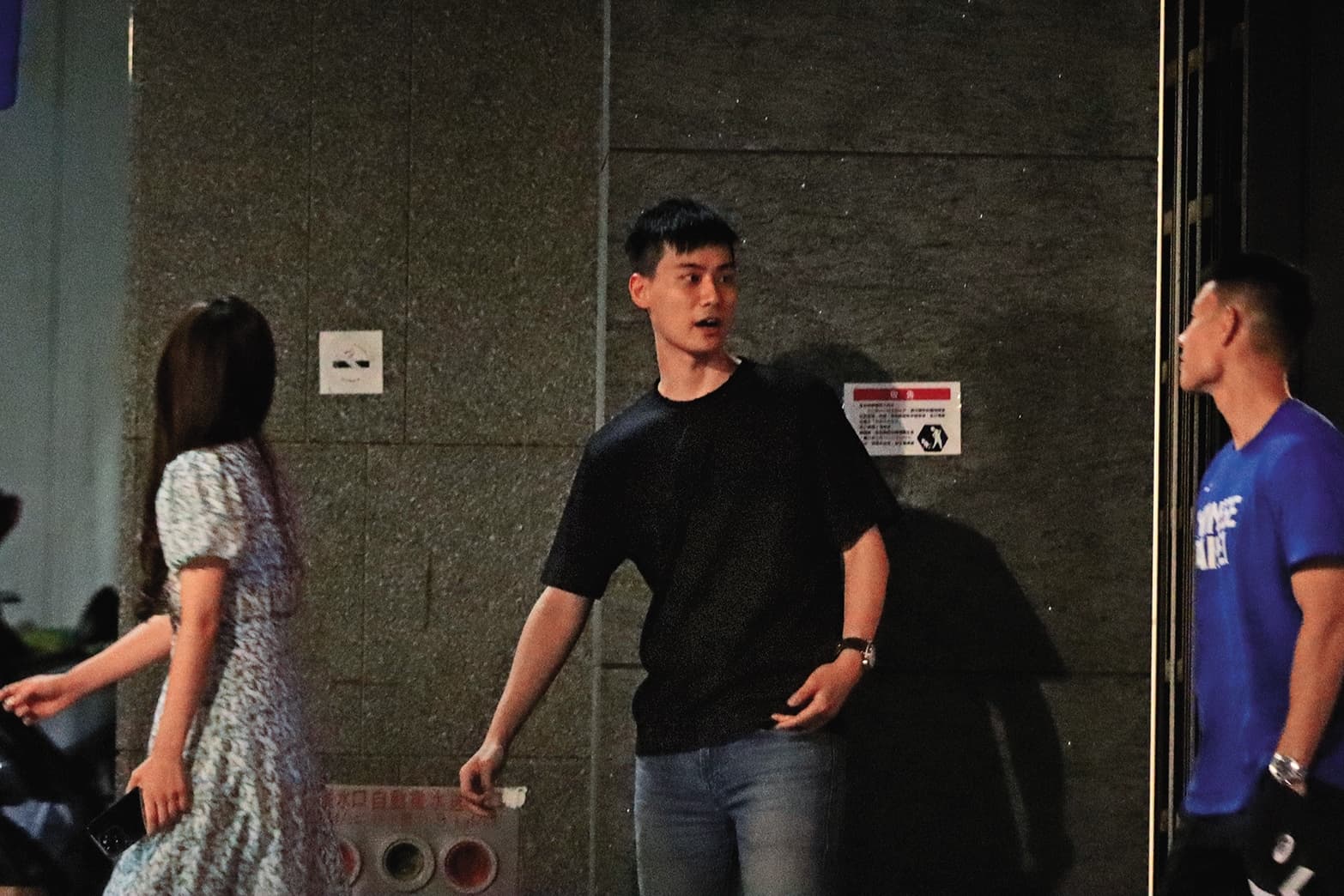 22：58，接著3人一起前往餐酒館，一天約了兩攤，看來非常精心安排行程。