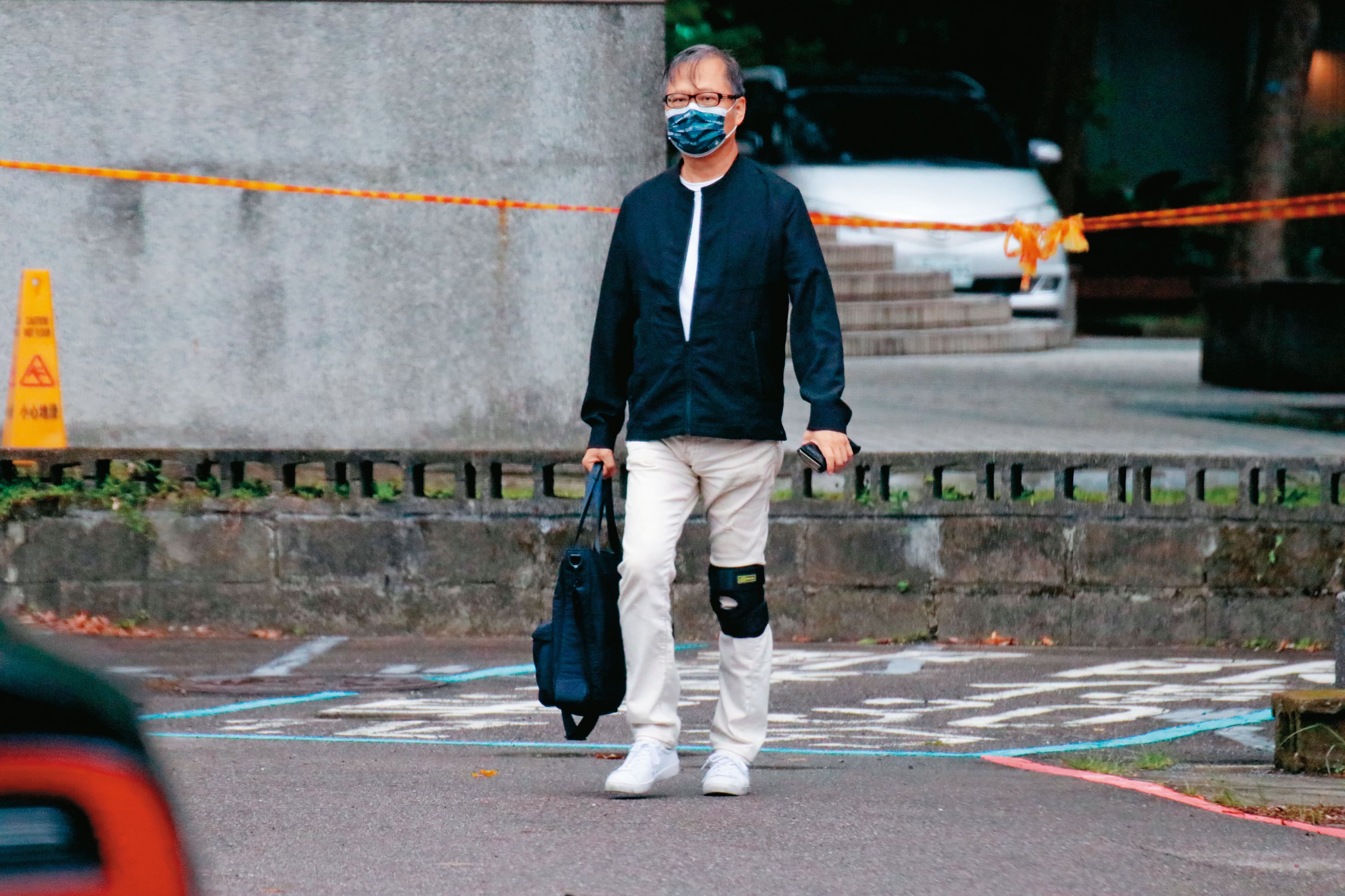 本刊曾直擊，陳宗基去年在海峽會餐廳猛踹2女後，左膝蓋受傷戴上護具。