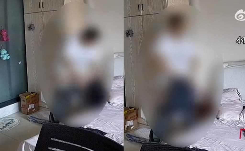 變態房東脫下內外褲，手拿女房客睡褲在下體磨蹭。（翻攝微博）