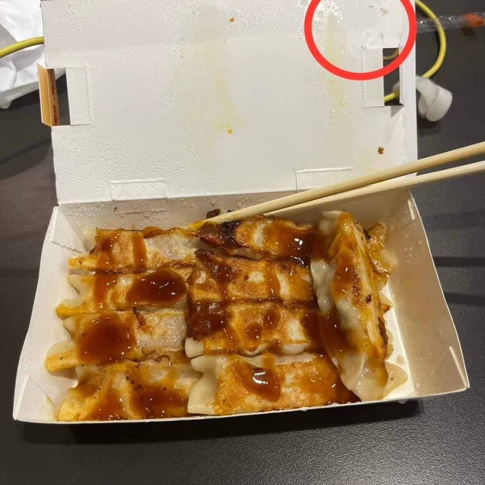 八方雲集鍋貼被爆盒子上爬滿蛆蟲。（翻攝爆料公社臉書社團）