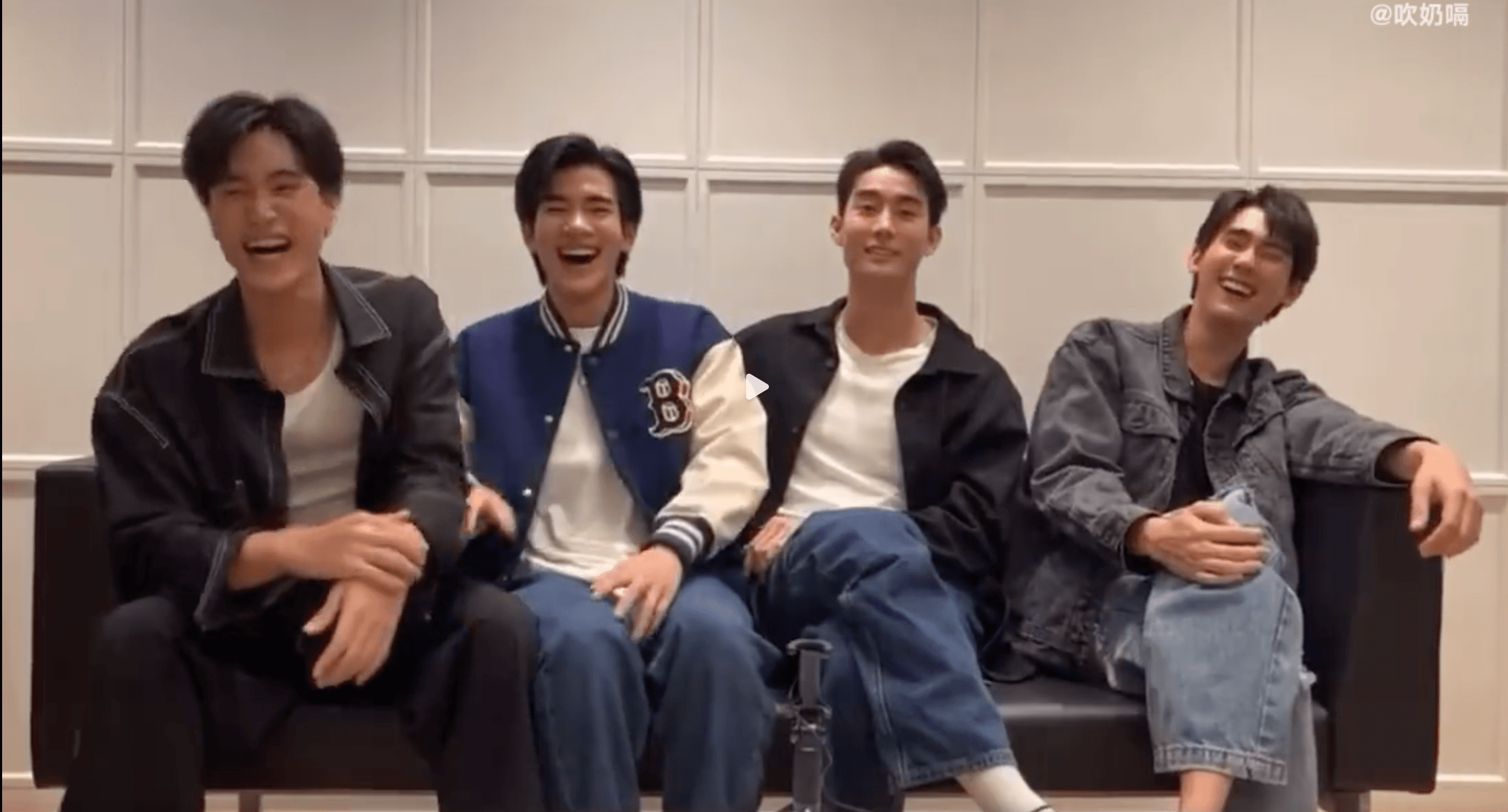 Force（右二）與Book（右一）兩人認識16年，讓19歲的Gemini（左一）開玩笑說：「哇，快要和我年紀差不多大耶。」（網路圖片）