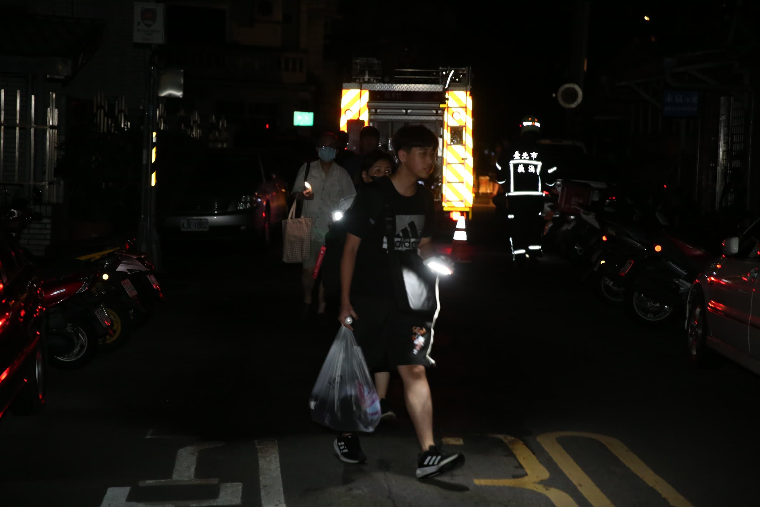 民宅傾斜後，民眾也緊急疏散。