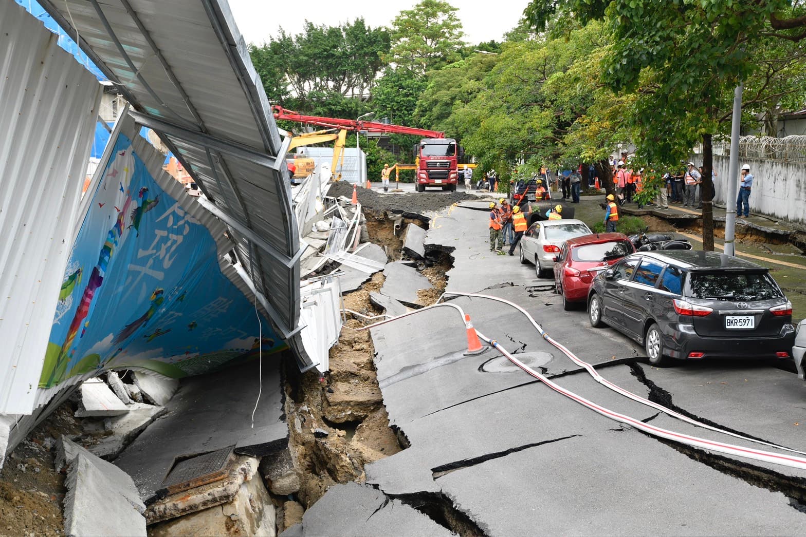大直建案損鄰影響擴大！7建物受害，學校操場、圍牆龜裂狀況曝光。
