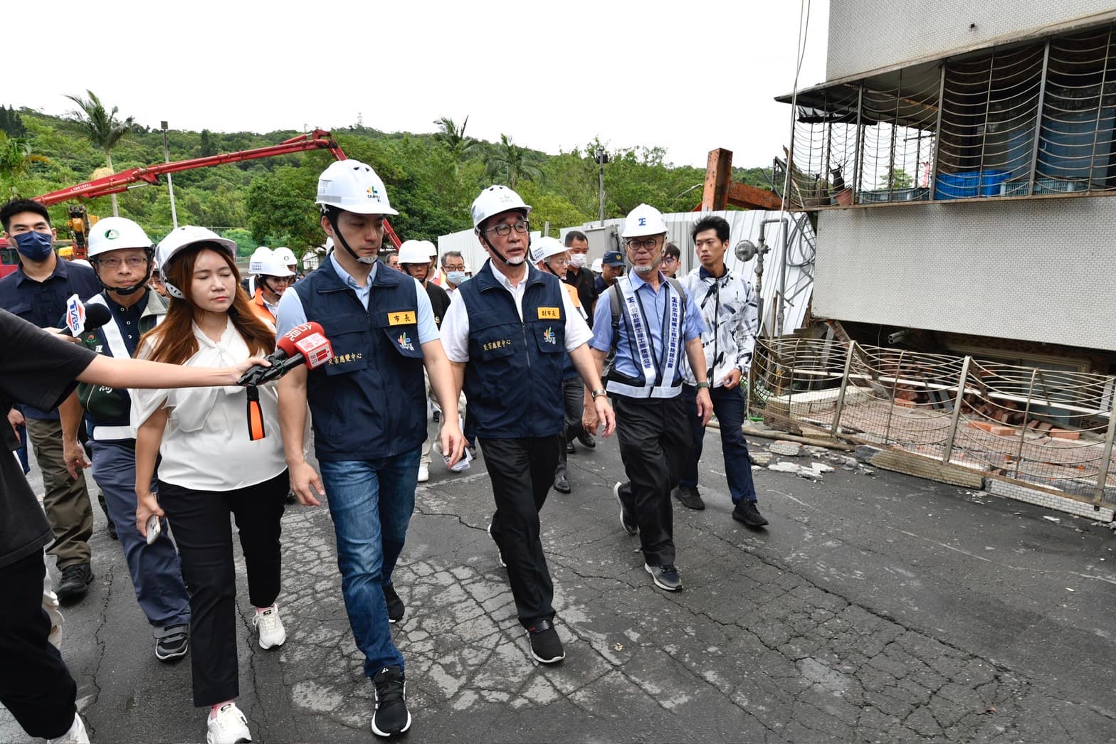 台北市長蔣萬安今天一早到大直街現場關心搶救工程。