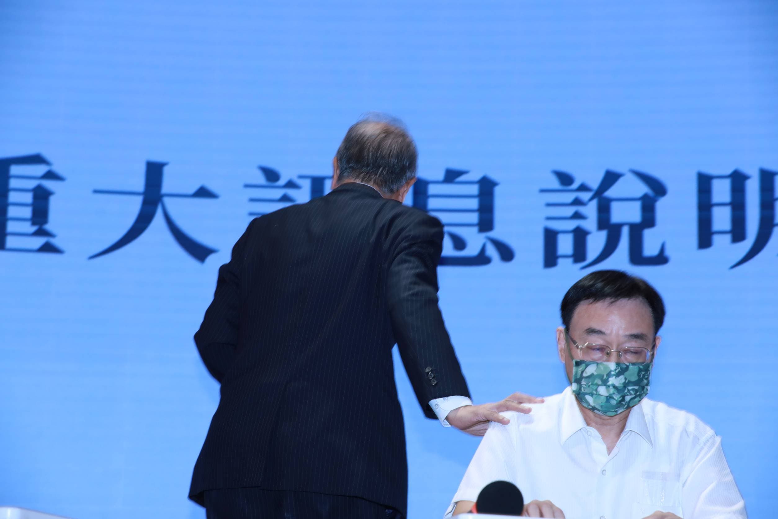 基泰建設總經理馮先勉委屈地稱，事發當晚就在現場且站在台北市副市長李四川旁邊。