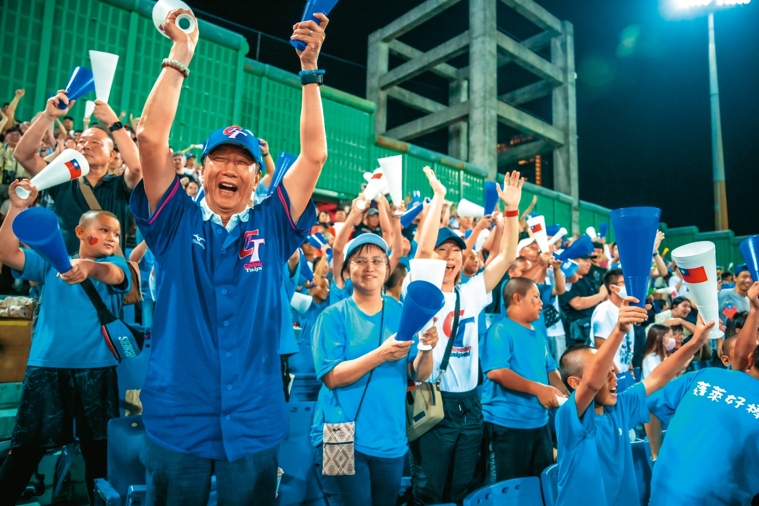 對於郭台銘（中）參選總統，柯營現階段持友郭態度，不排斥在空戰上攻守協防。（郭台銘辦公室提供）