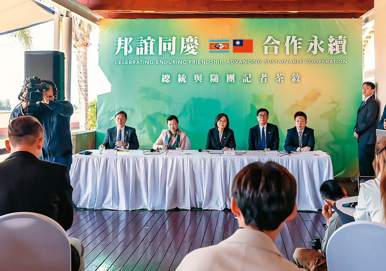 蔡英文在史瓦帝尼下榻旅館，與隨行的台灣媒體茶敘。（翻攝總統府flickr）
