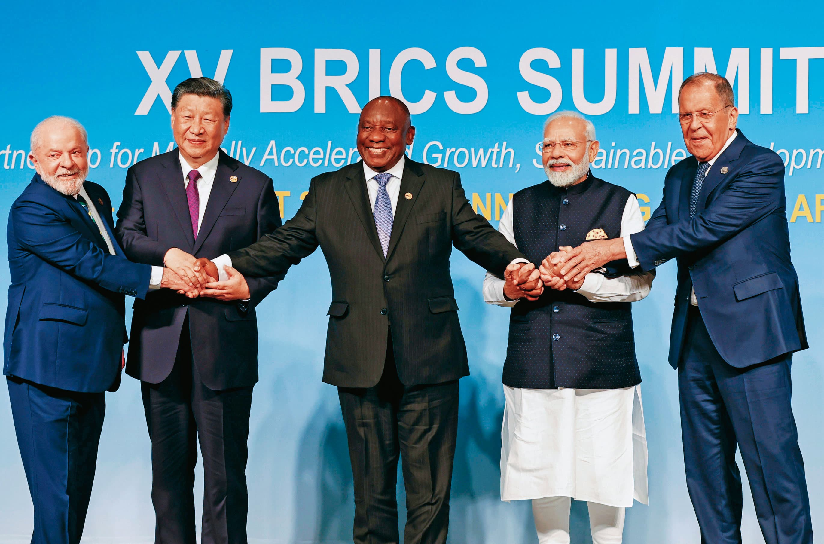 中國在8月的金磚峰會中，展現對發展中國家的影響力與企圖。左起為巴西總統魯拉、中國國家主席習近平、南非總統拉瑪佛沙、印度總理莫迪和俄羅斯外交部長拉夫羅夫。（達志影像）