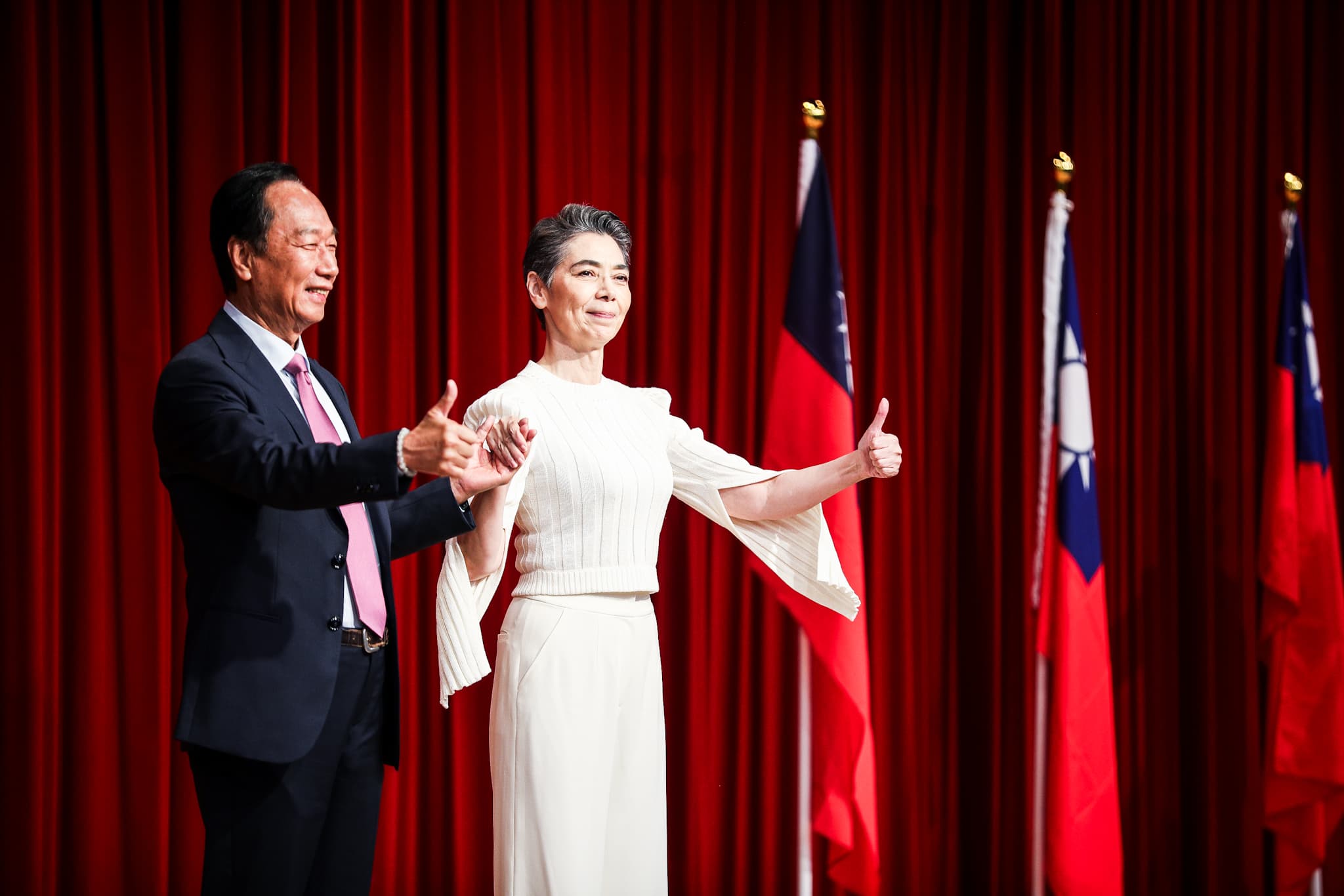 郭台銘今（14日）公布副手為藝人賴佩霞。