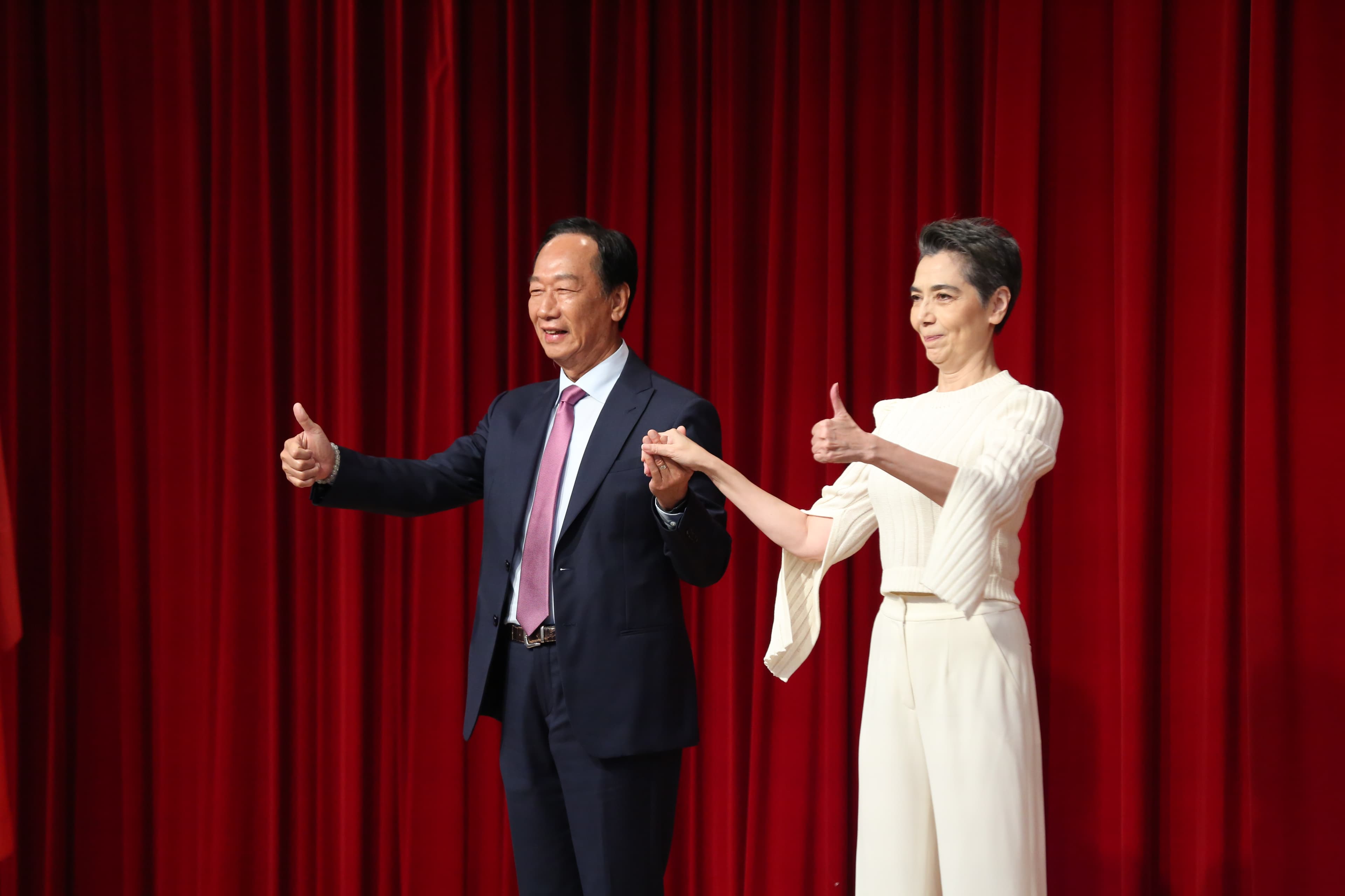 賴佩霞（右）將擔任郭台銘（左）副手。