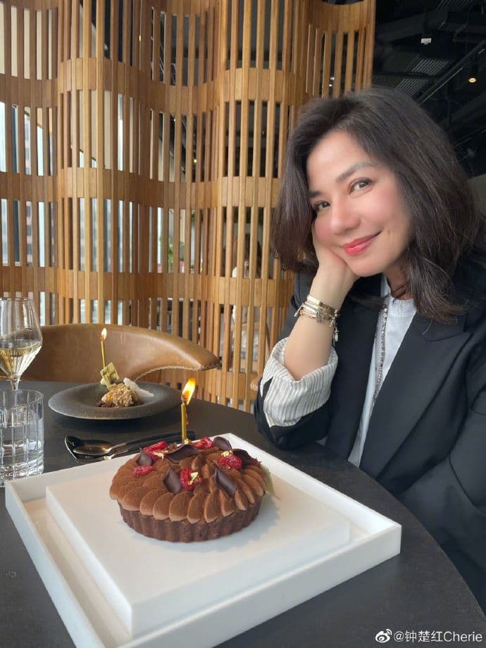女神鍾楚紅上半年與胞妹悄悄來台嗑美食，名廚江振誠還在IG分享她來訪自家餐廳時拍下的合照。（翻攝自鍾楚紅微博）