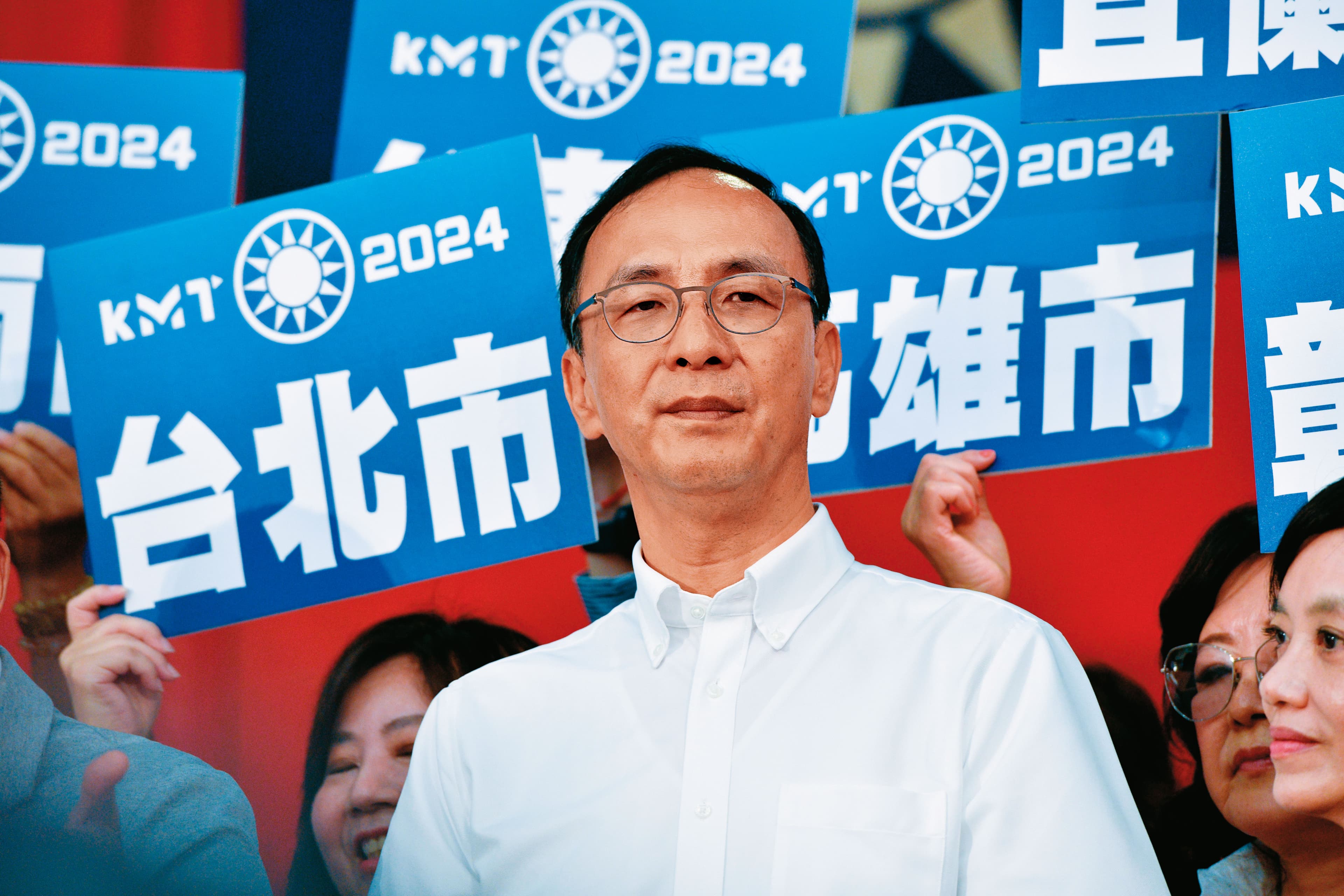 朱立倫公開喊話郭陣營以大局為重的同時，不忘祭出兩手策略，透過黨紀約束和收攏組織系統，以及挹注資源等手段，削減黨內友郭派連署量能。