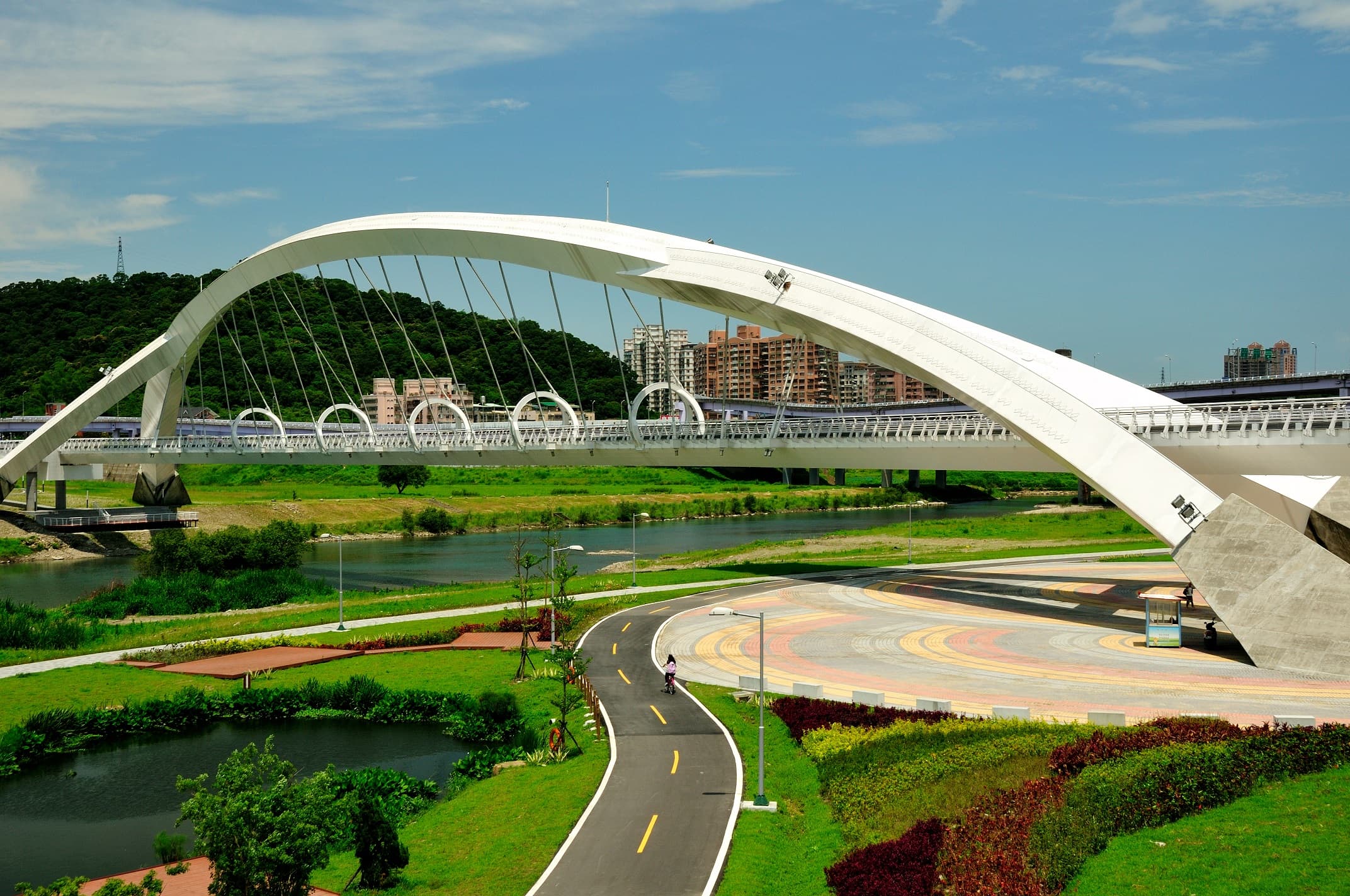 陽光橋是新北市第一座專供行人及自行車通行的跨河景觀橋。（新北高灘處提供）