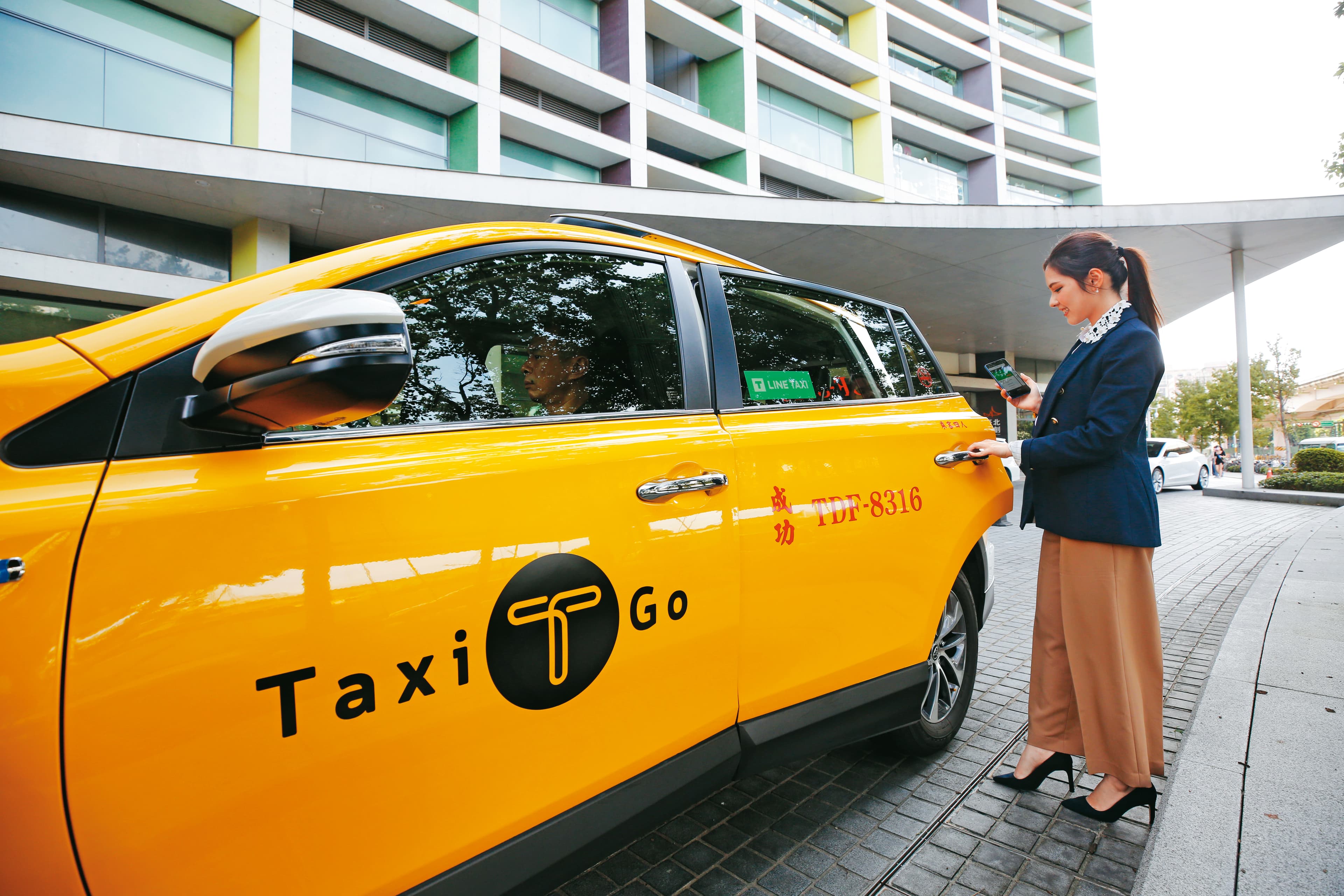 為了擴展移動服務江山，裕隆集團6月入主觔斗雲聯網科技，取得LINE TAXI經營權，一舉擁有360萬客戶。