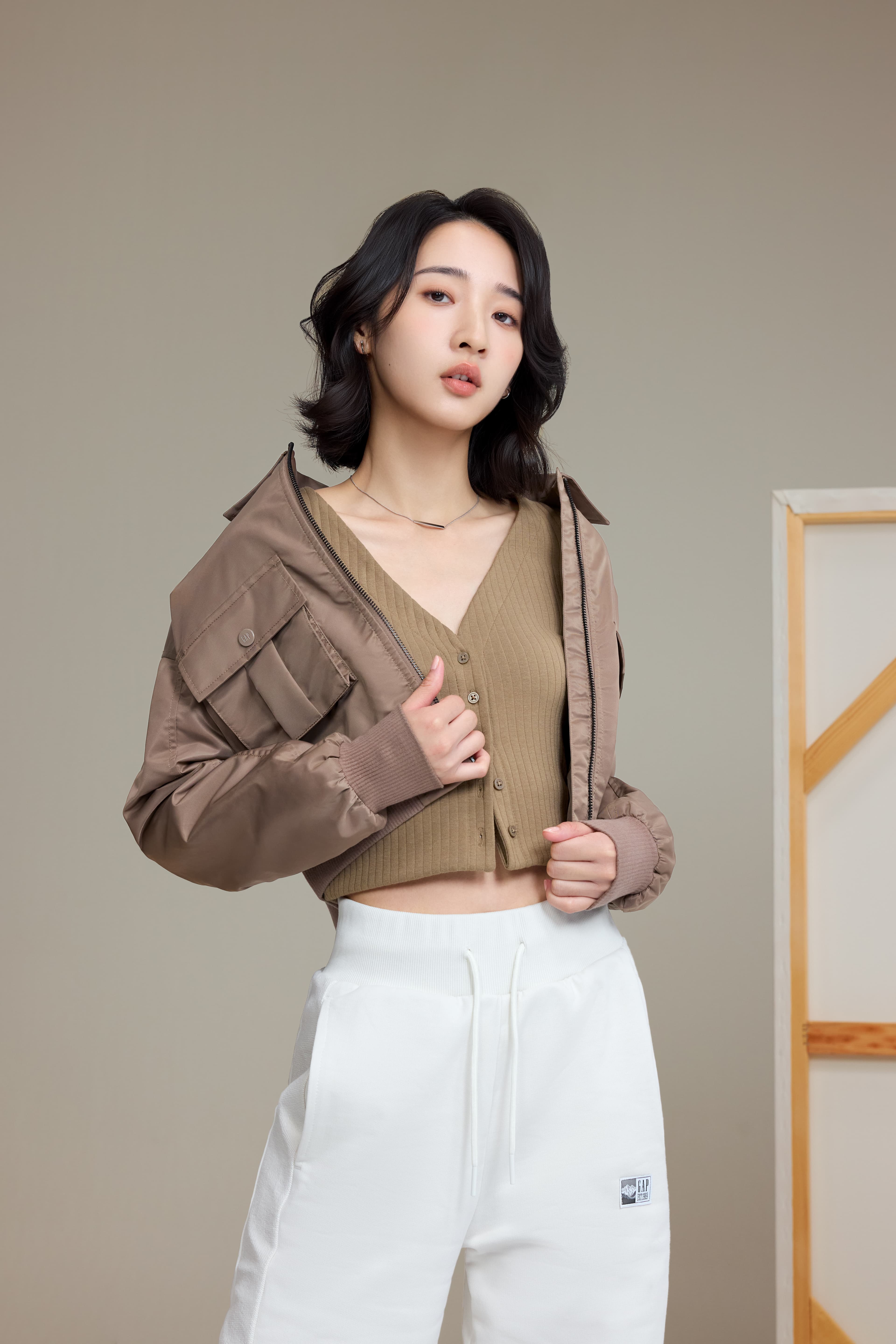 身材嬌小的李沐分享小個子女生經典不敗穿搭公式，以合身上衣搭配寬鬆下身，可以拉長腿部比例。（GAP提供）