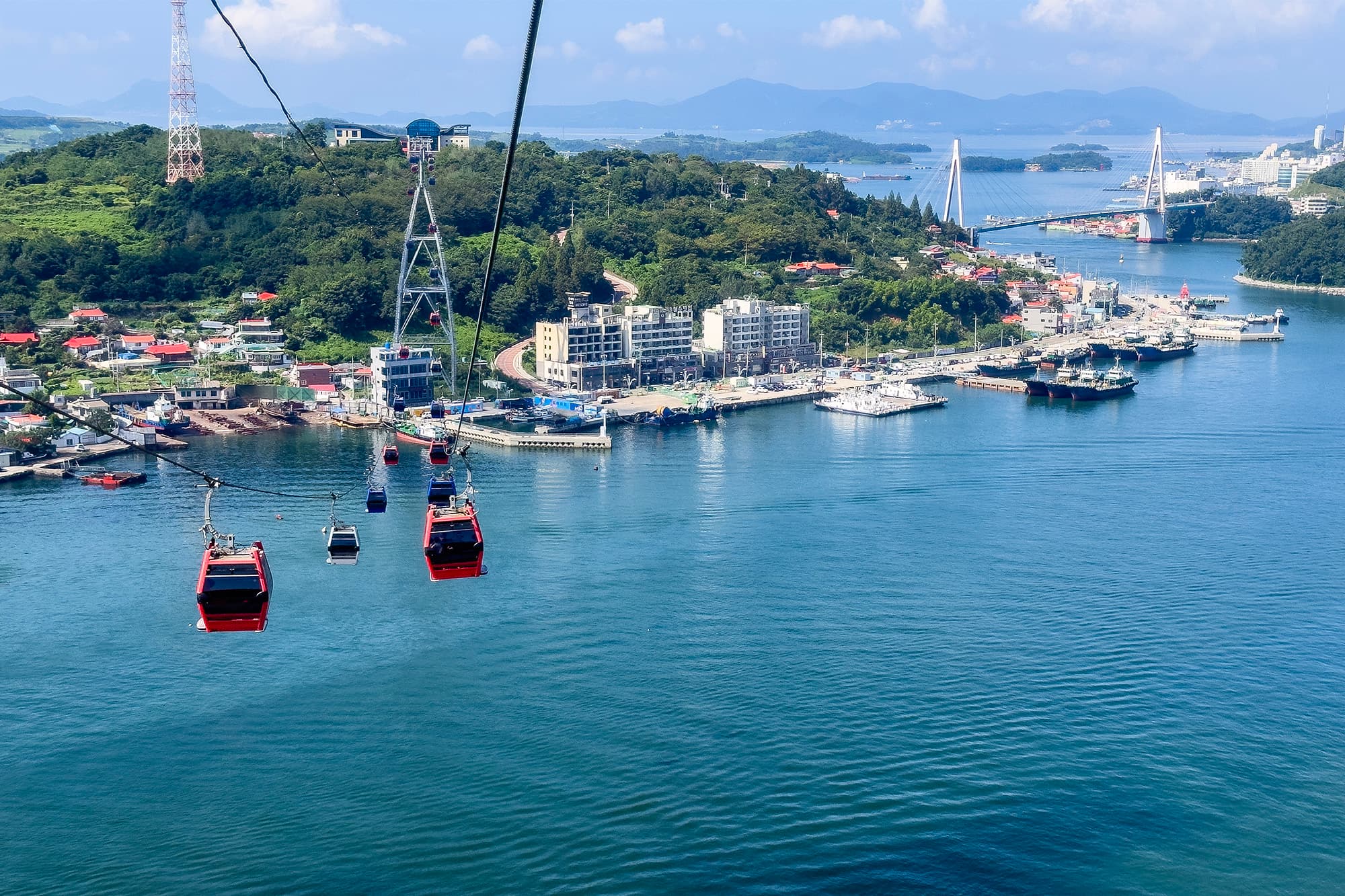 麗水以擁有美麗的海水與沿岸景觀而得名，從海上纜車可俯瞰麗水海上星羅棋布的島嶼風光。