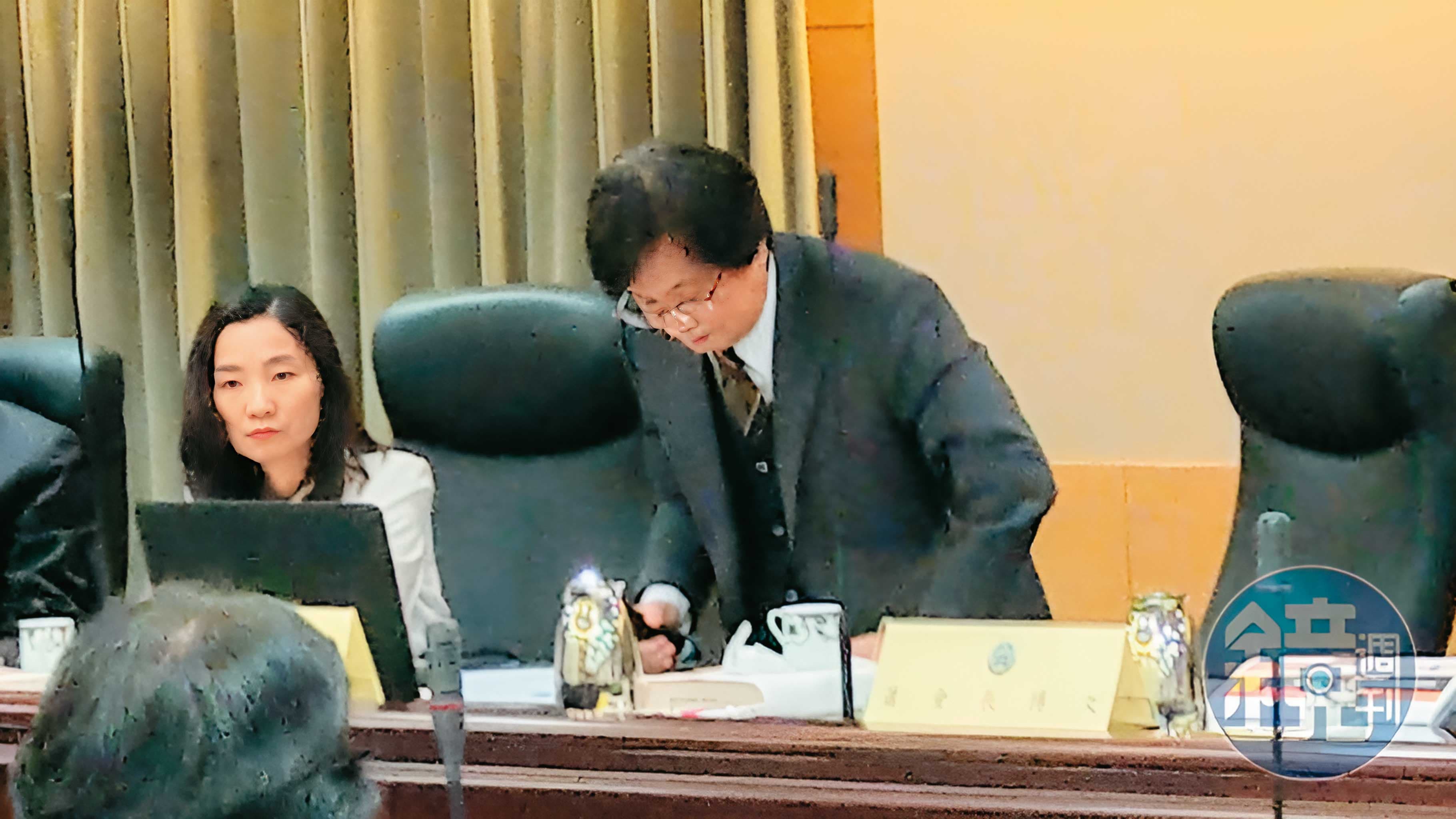 最高法院為造成諸慶恩冤判有罪之源，最高法院前院長吳燦（右）2021年曾為此哽咽道歉。