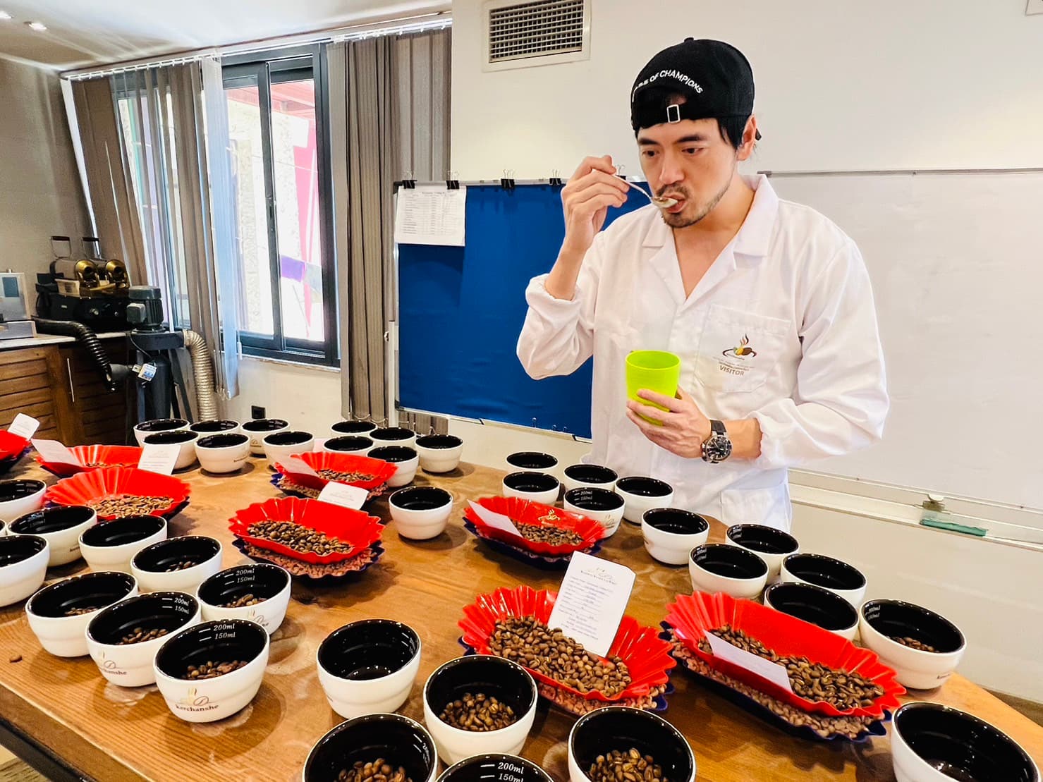 黃銘賢飛到衣索比亞親自杯測300多支阿拉比卡夢幻品種，帶回最好的咖啡豆。（路易莎提供）