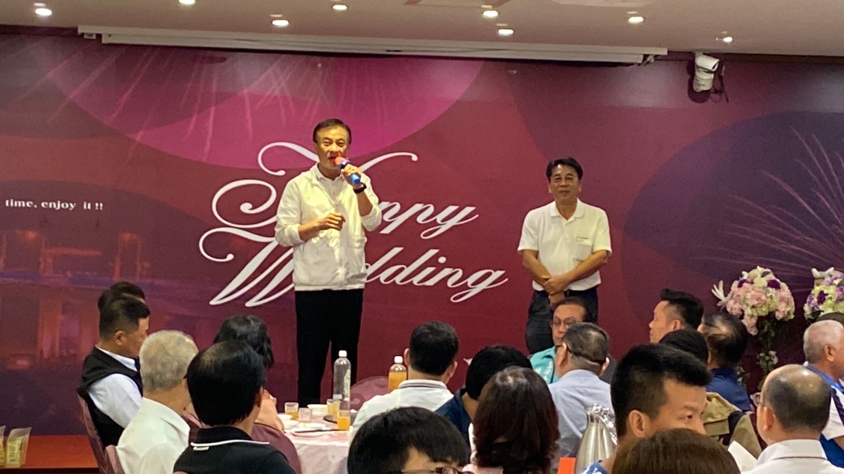 蘇嘉全上台致詞時，稱身旁的台灣石油工會理事長陳嘉麟是「大爐主」。（讀者提供）