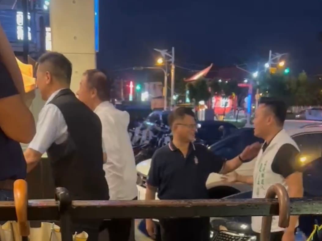 27日晚間，蘇嘉全與參選屏南立委的姪孫蘇孟淳一起步入屏東東港的「阿榮坊」風味海鮮餐廳，準備與7大工會餐敘。（讀者提供）