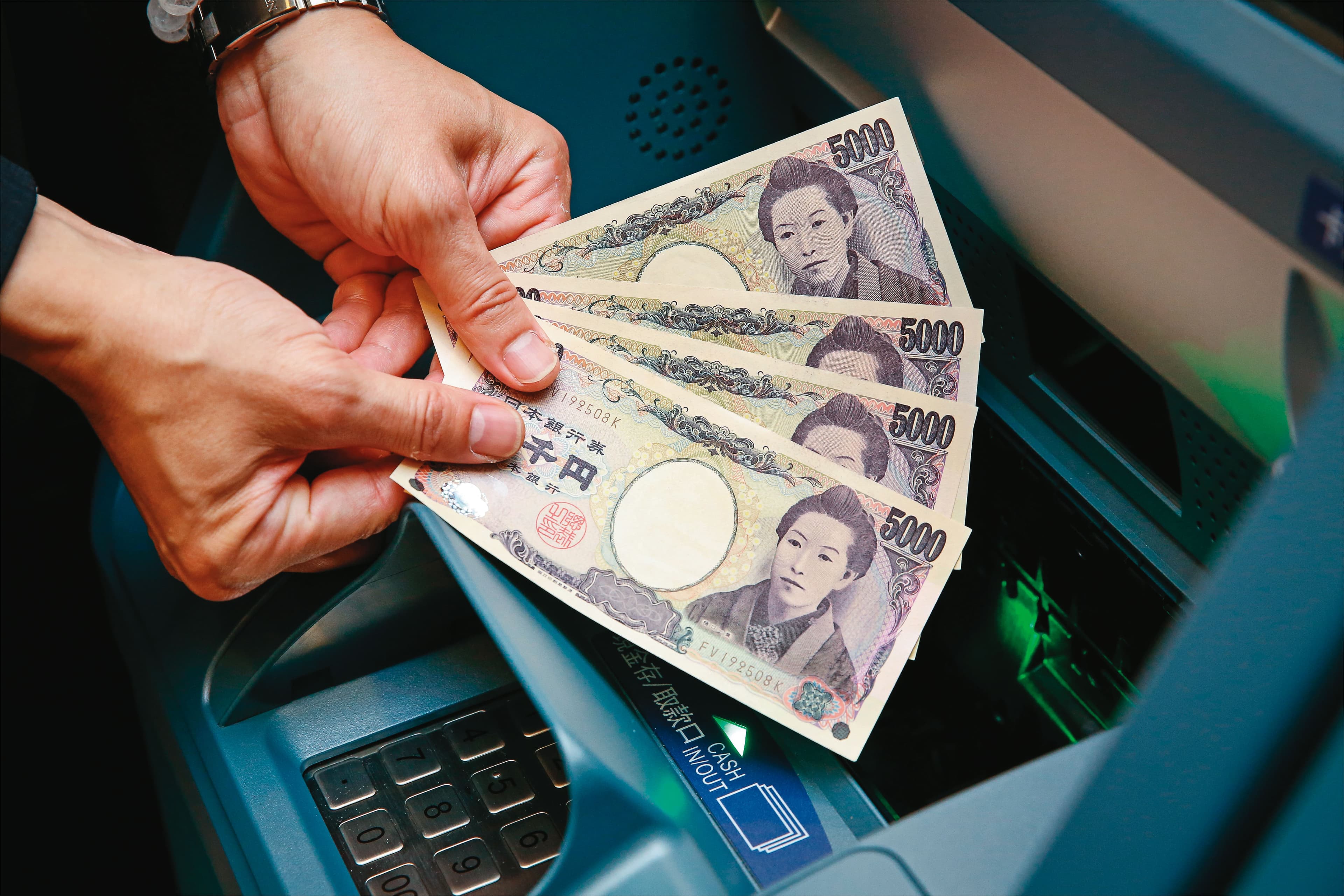 弱勢日圓帶動觀光業蓬勃，也促進企業提升獲利。