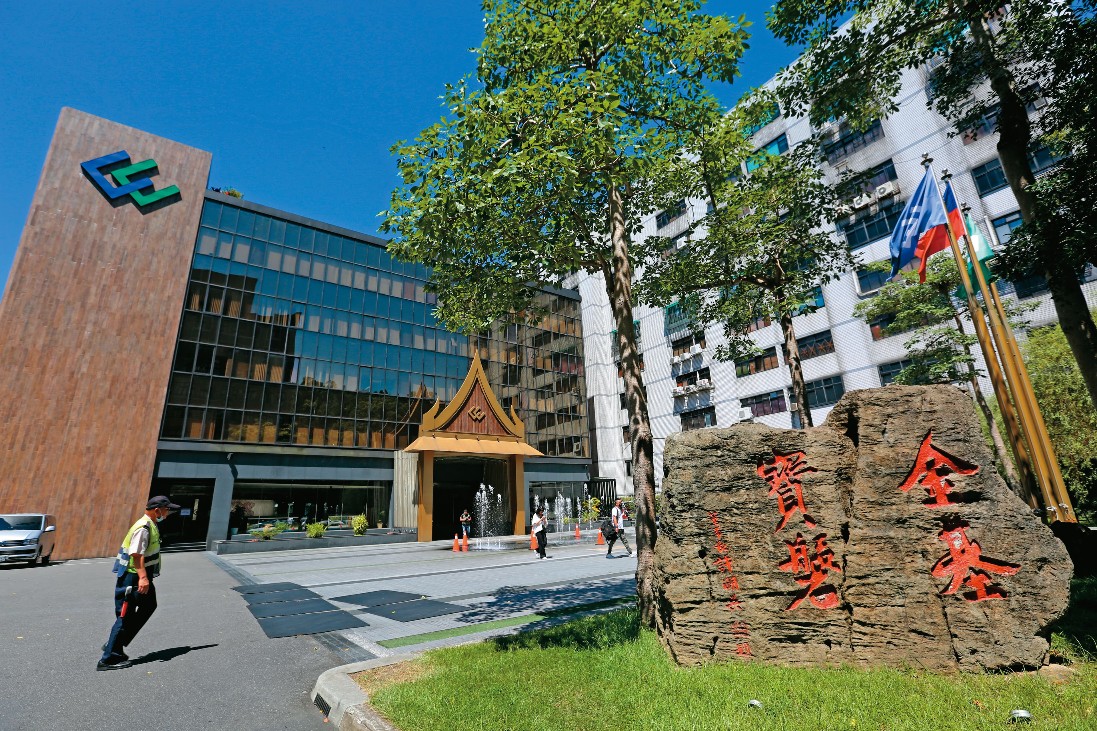 蕭慶華因集團內部人事調整，成為許不可或缺的左右手。