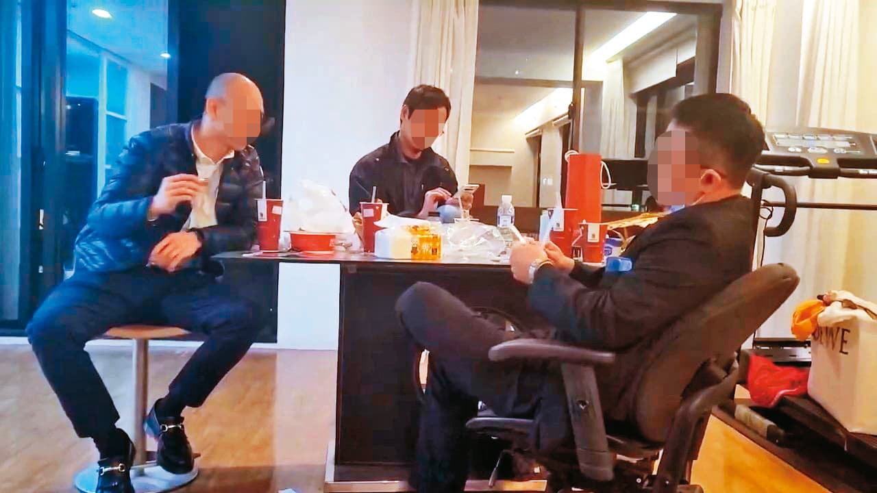 蕭慶華賣掉房產後，有不明人士半夜上門強逼蕭妻搬離，還把屋內稿到凌亂不堪。（讀者提供