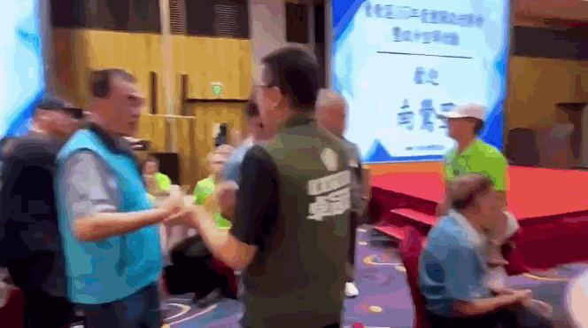 對於藍營指控蘇貞昌對李四川拍肩「很鴨霸」，卓冠廷也分享李四川對他「連拍6下」的畫面回擊。（翻攝自卓冠廷臉書）