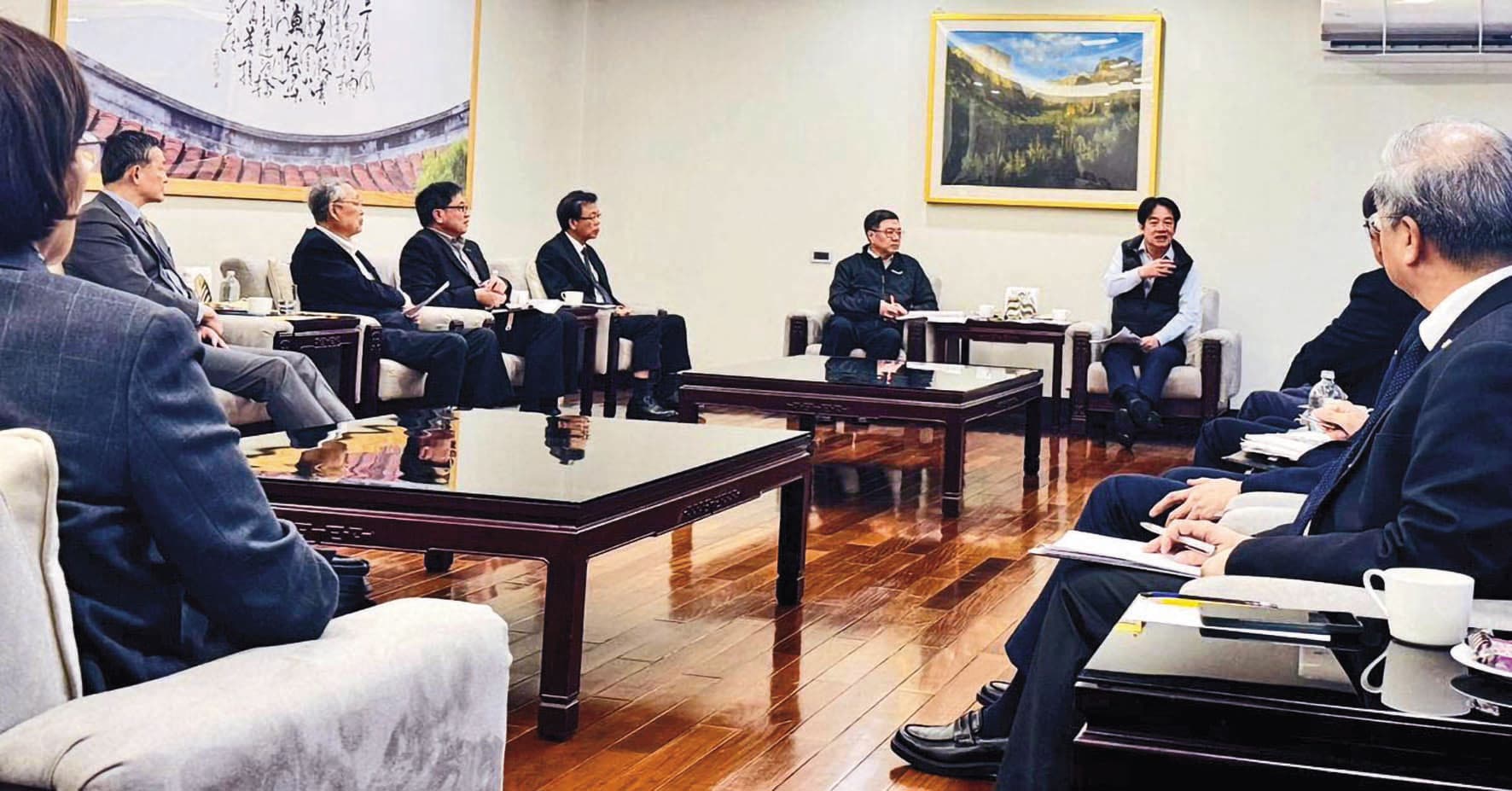 為因應川普關稅，總統賴清德5日在官邸與鴻海董事長劉揚偉、和碩董事長童子賢、金仁寶集團總裁許勝雄等人進行座談。（總統府提供）