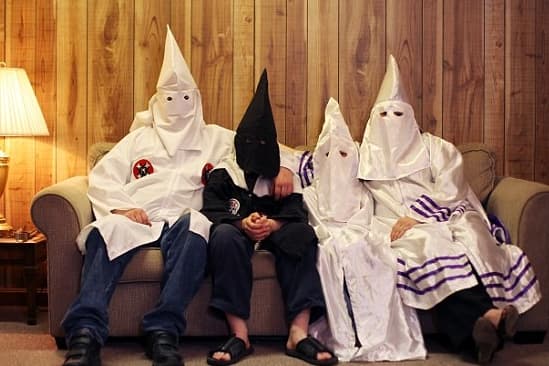 美國極右翼白人至上主義組織「三K黨」（Ku Klux Klan，KKK）招牌的尖頭連帽罩袍。（翻攝自人民網）