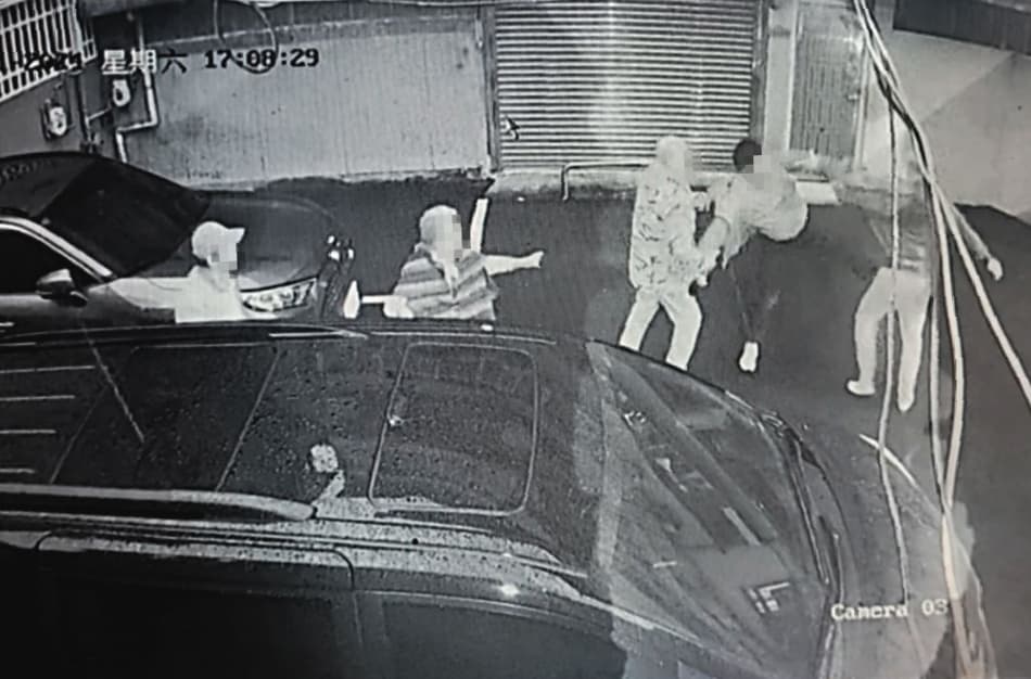 關中司機因停車問題與社區住戶起口角，最後雙方竟爆發全武行。（讀者提供）