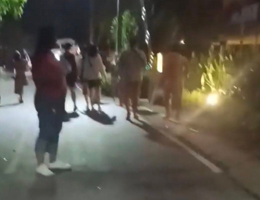 外國遊客在普吉島裸體逛大街引發議論。（翻攝自Phuket Times）