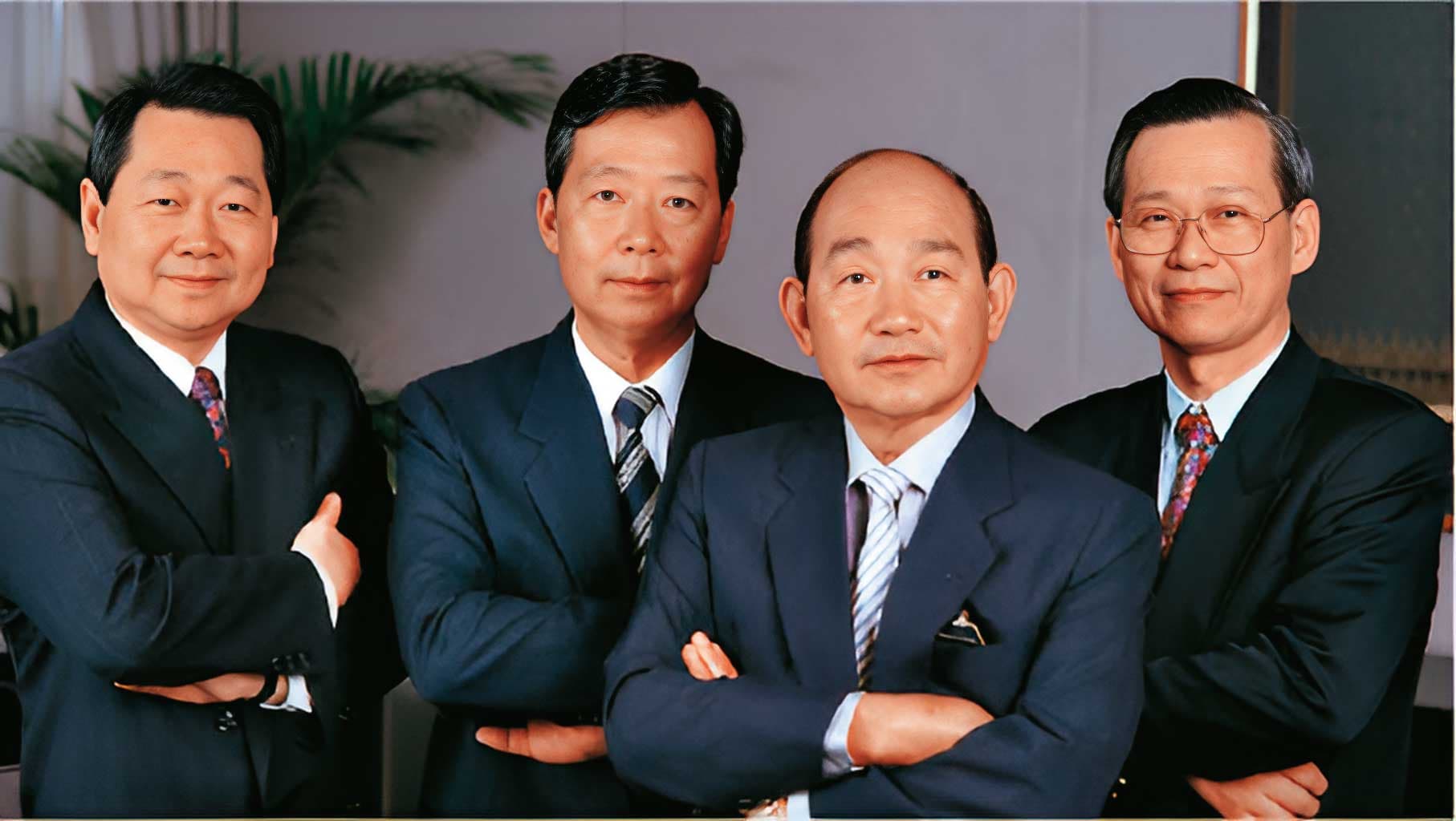泰國首富正大卜蜂集團謝家受辜仲諒力邀，出資2成加入台北大巨蛋經營。圖為第2代謝國民（左1）4兄弟。（翻攝自正大集團官網）