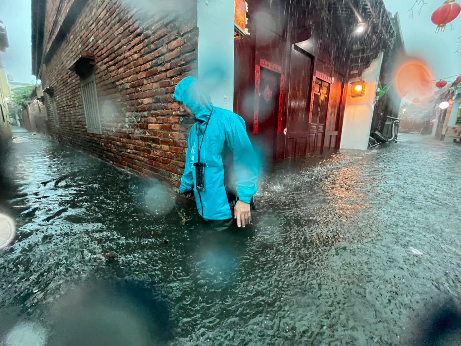 鹿港淹水嚴重。（翻攝鹿港鎮長許志宏臉書）