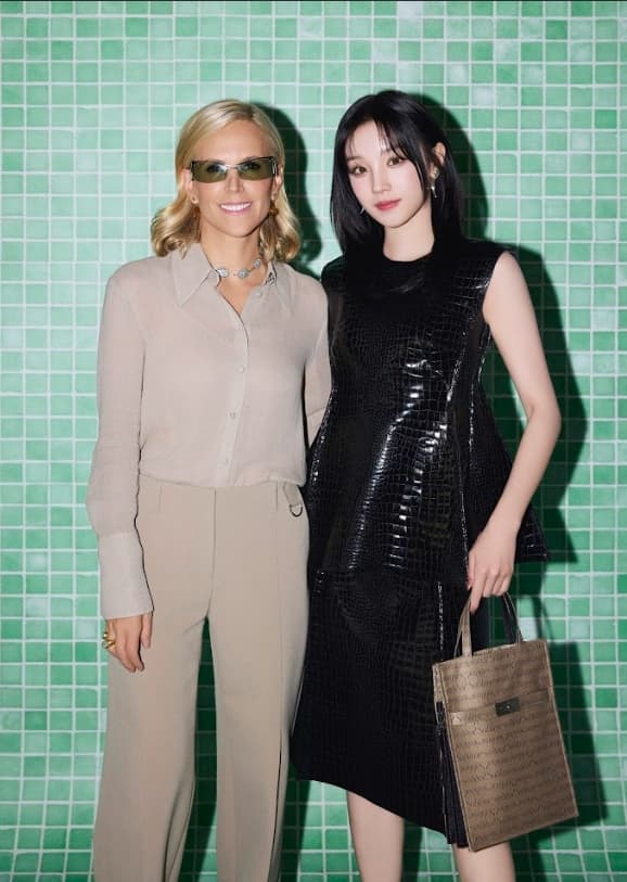 宋雨琦出席TORY BURCH紐約2025春夏系列時裝大秀與設計師活Tory Burch合影。（TORY BURCH 提供）