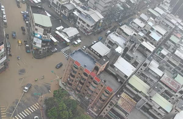 由於大雨下得又急又大，傳出北市信義區淹水災情。（翻攝自記者爆料網）