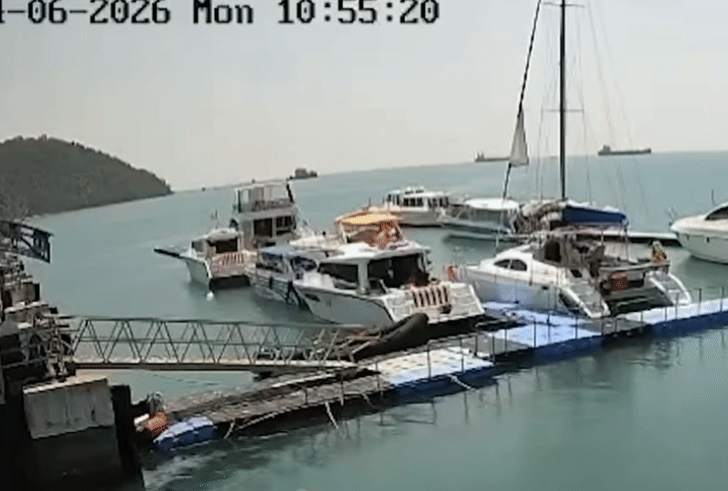 普吉島碼頭旁的一艘快艇突然爆炸，船上人員逃出後整船燒成火球。（翻攝自YouTube @thairathnews）