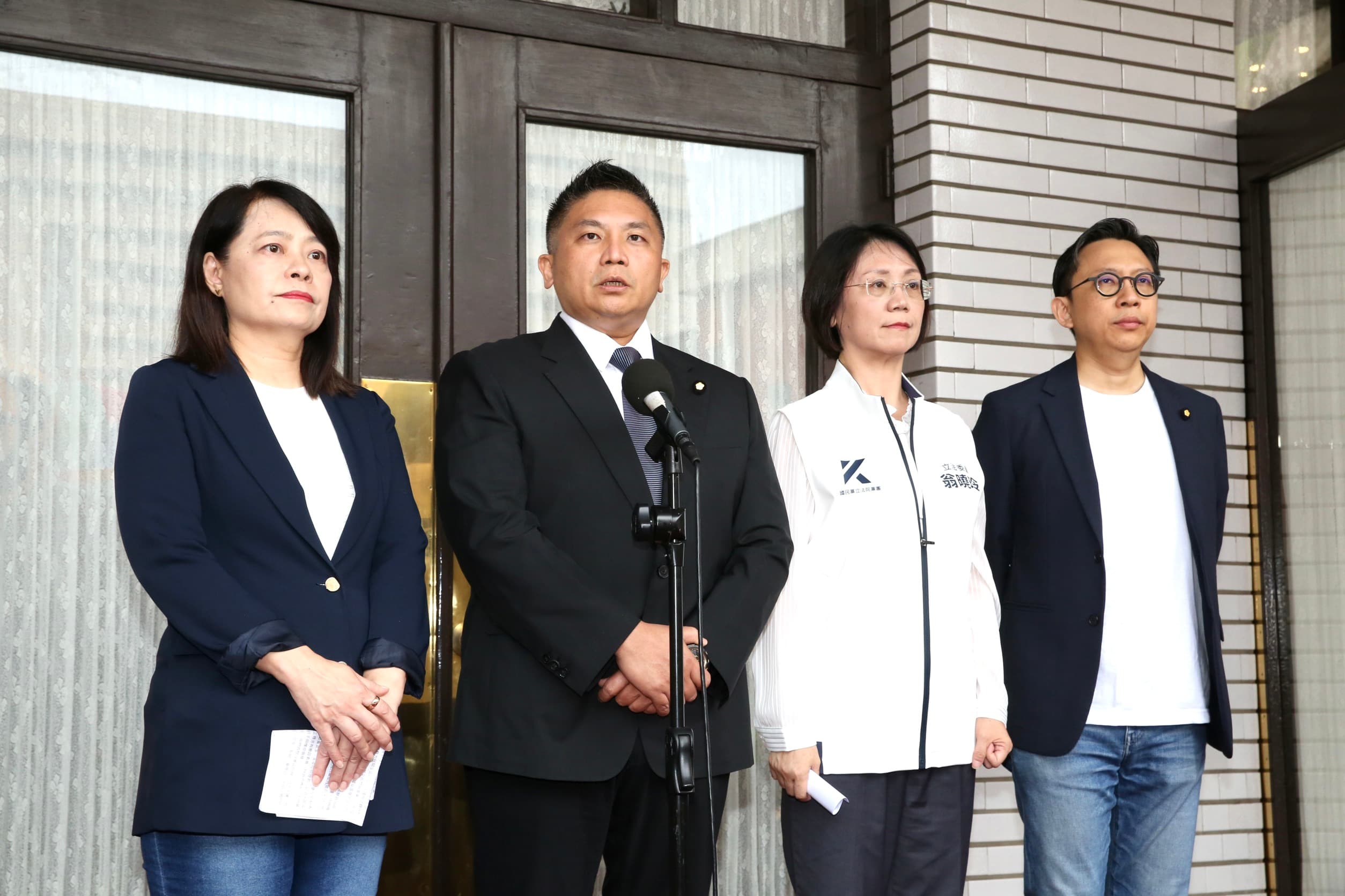 國民黨立委吳宗憲說明黨團立場。（鏡報董孟航攝）
