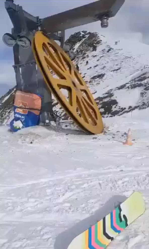 滑雪場吊椅纜車的滑輪故障，導致纜繩鬆脫無法繃緊釀禍。（翻攝X）