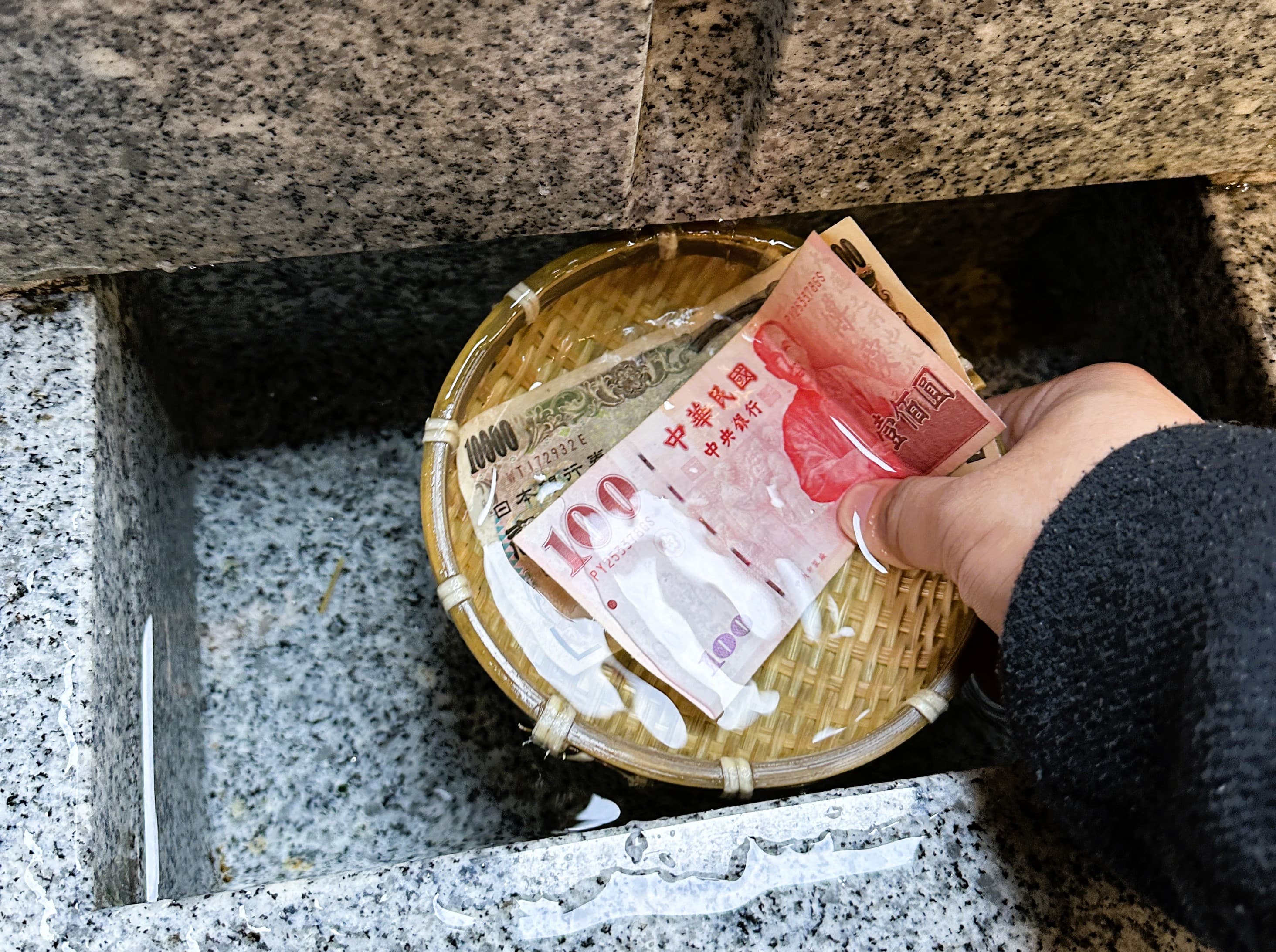 據傳在錢洗井沖洗自己帶來的錢，晾乾後妥善保管，可以為自己招來財富喔。（讀者提供）