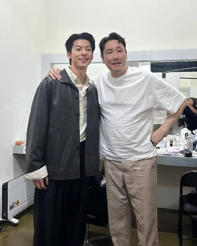 許光漢曾與趙震雄合作韓劇《無路可走：輪盤賭》，趙震雄來台時，2人也留下合影。（翻攝 sarament_official IG）
