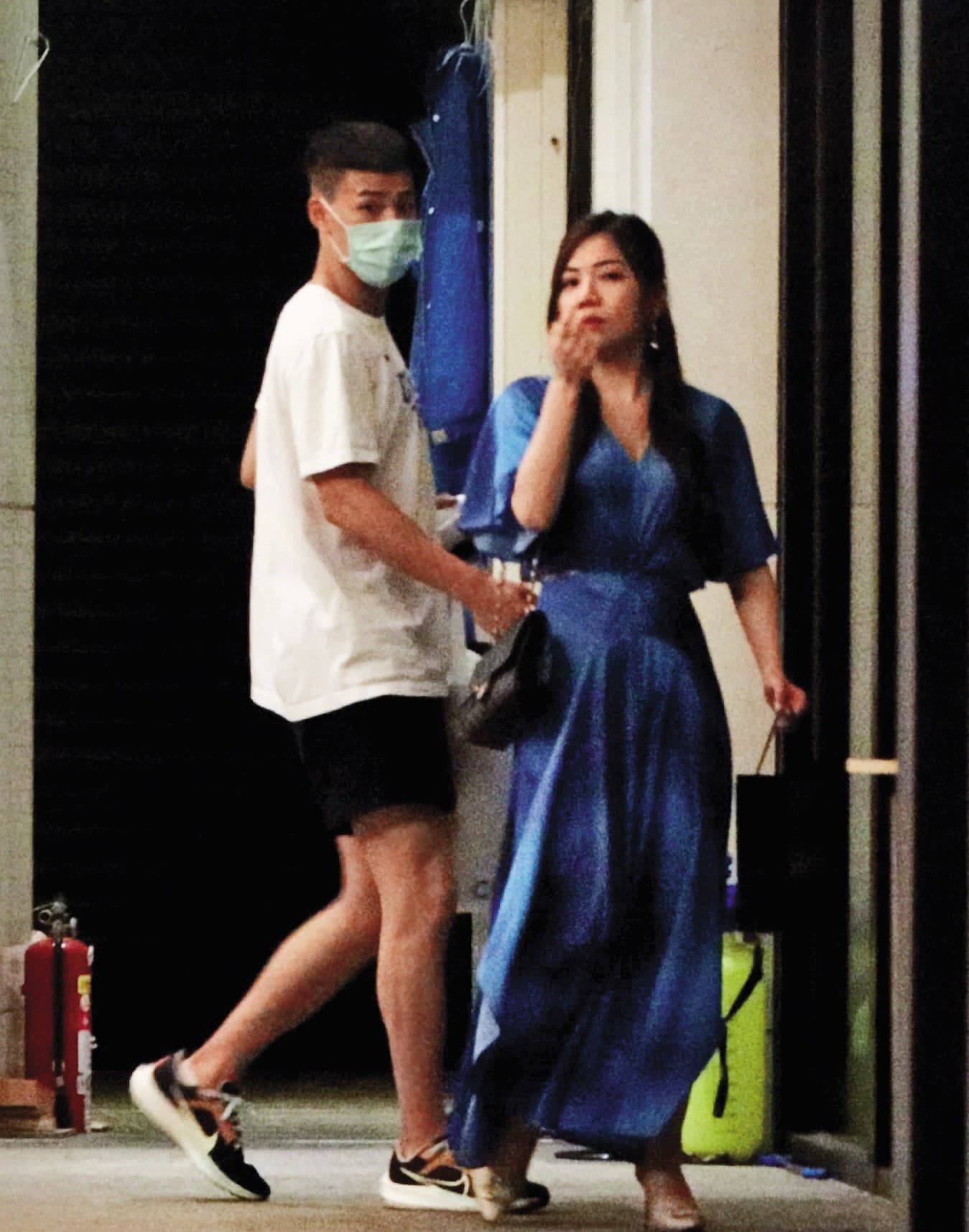 去年8月，本刊拍到蔡尚樺（右）帶林秉聖（左）回家，她馬上做危機處理。