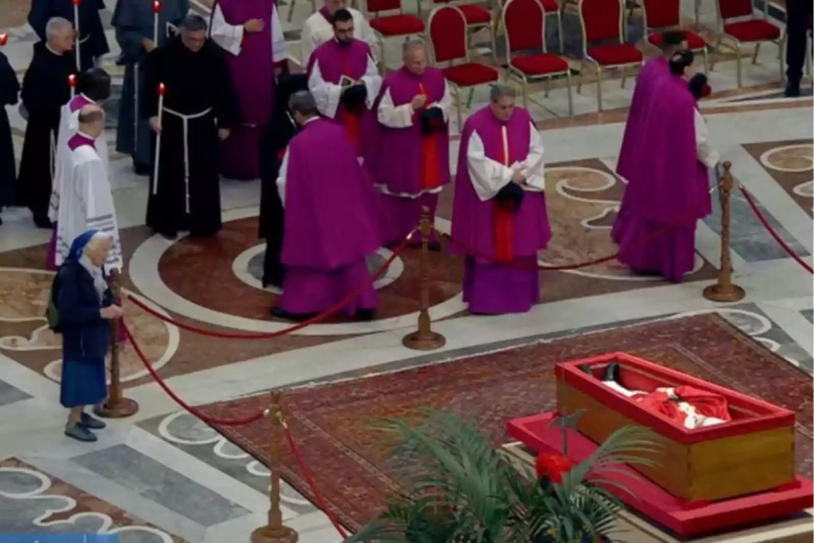 珍妮維耶芙修女越過警戒區送別教宗，畫面感動全球。（翻攝Vatican Media畫面）