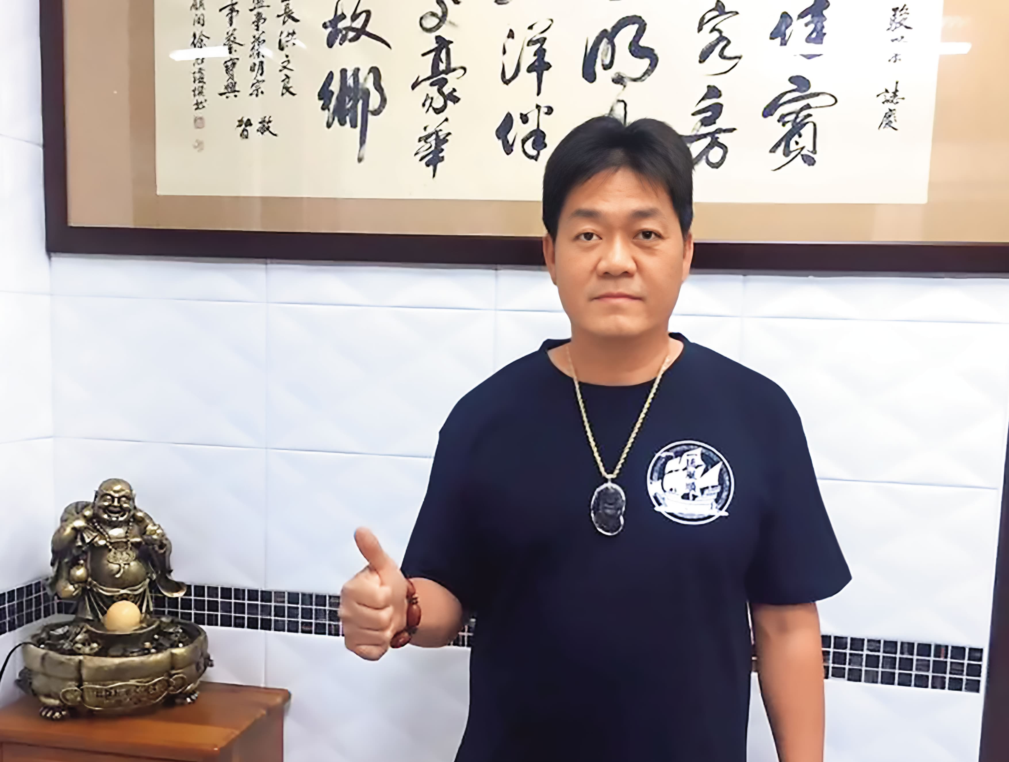 李四川弟弟李賜福（圖）長期恐嚇小琉球垃圾清運業者，且強索567萬元，形同環保流氓，檢方將他起訴求重刑。（翻攝四叉貓threads）