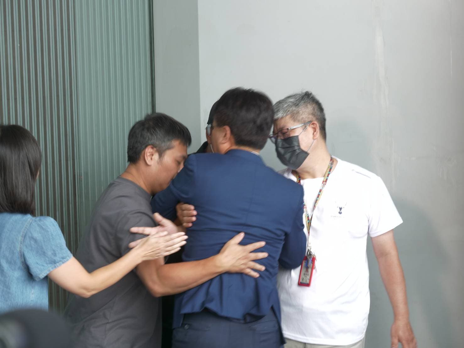 卓伯源今天突然出現在現場，且試圖要進去但卻被阻擋。（鏡報劉耀勻攝）