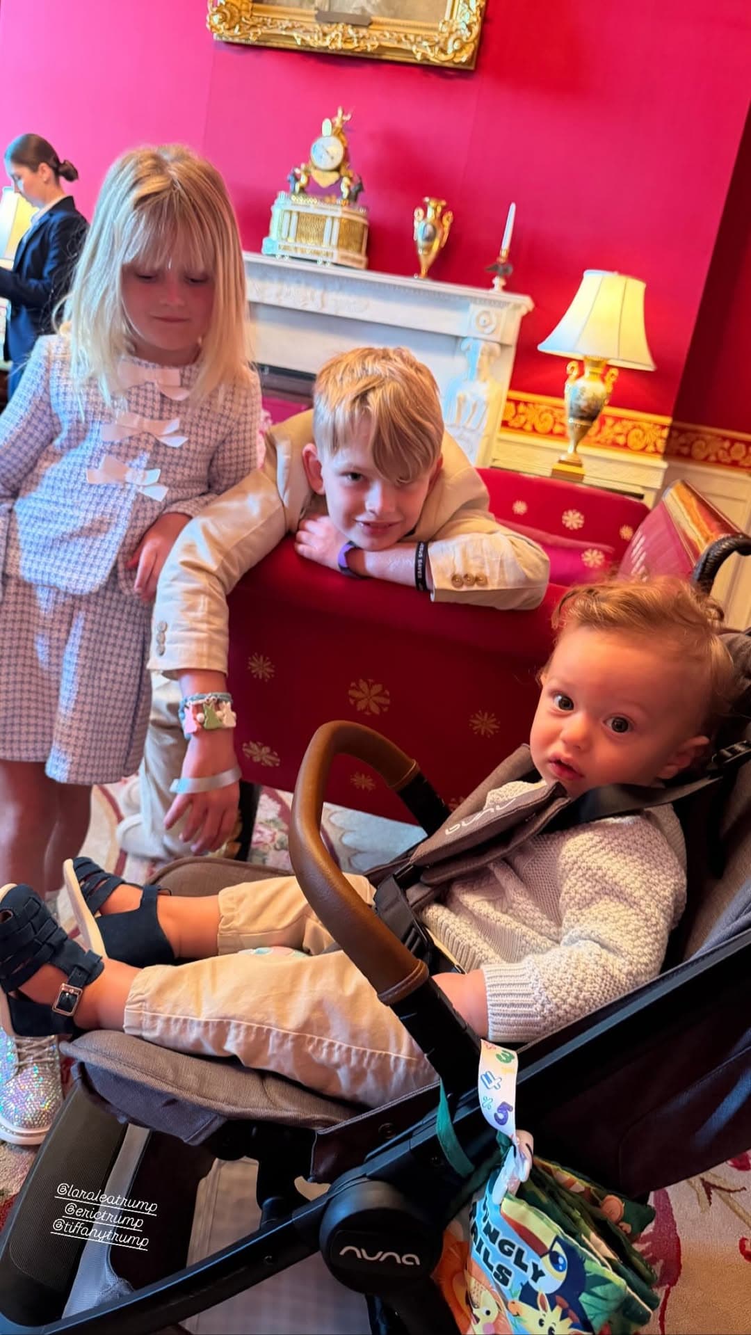 小亞歷山大（右）跟表哥表姊一起玩。（翻攝tiffanytrump IG）