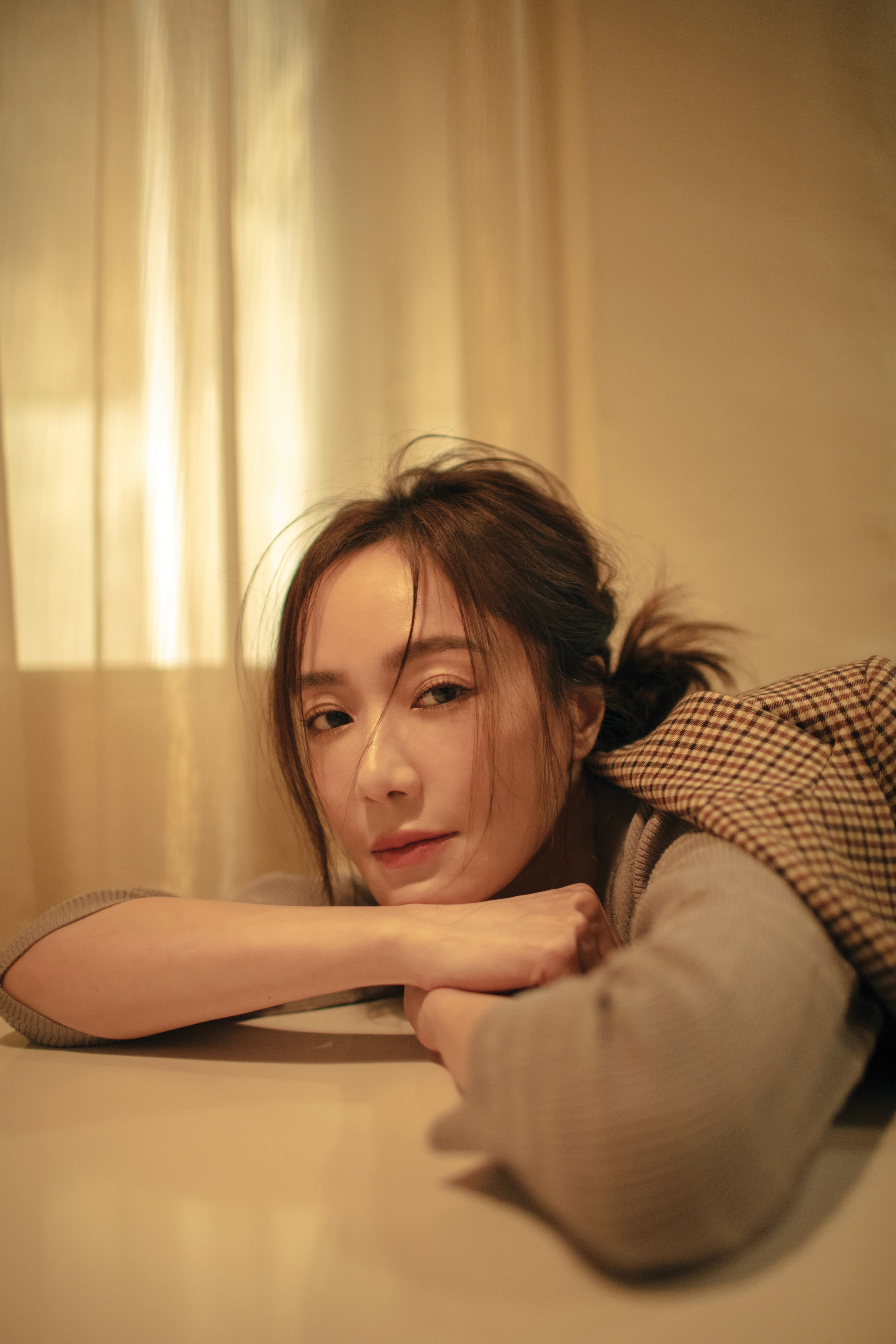 從小就習慣把一切都分清楚，加上演員的訓練，收工後尹馨總是能把生活與工作分開。