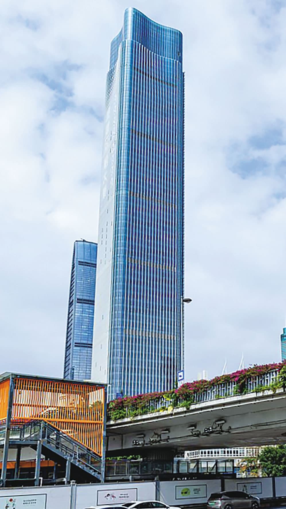 中國深圳市羅湖區的摩天商辦雲啟大樓成了官員詐騙的工具。（翻攝維基百科）